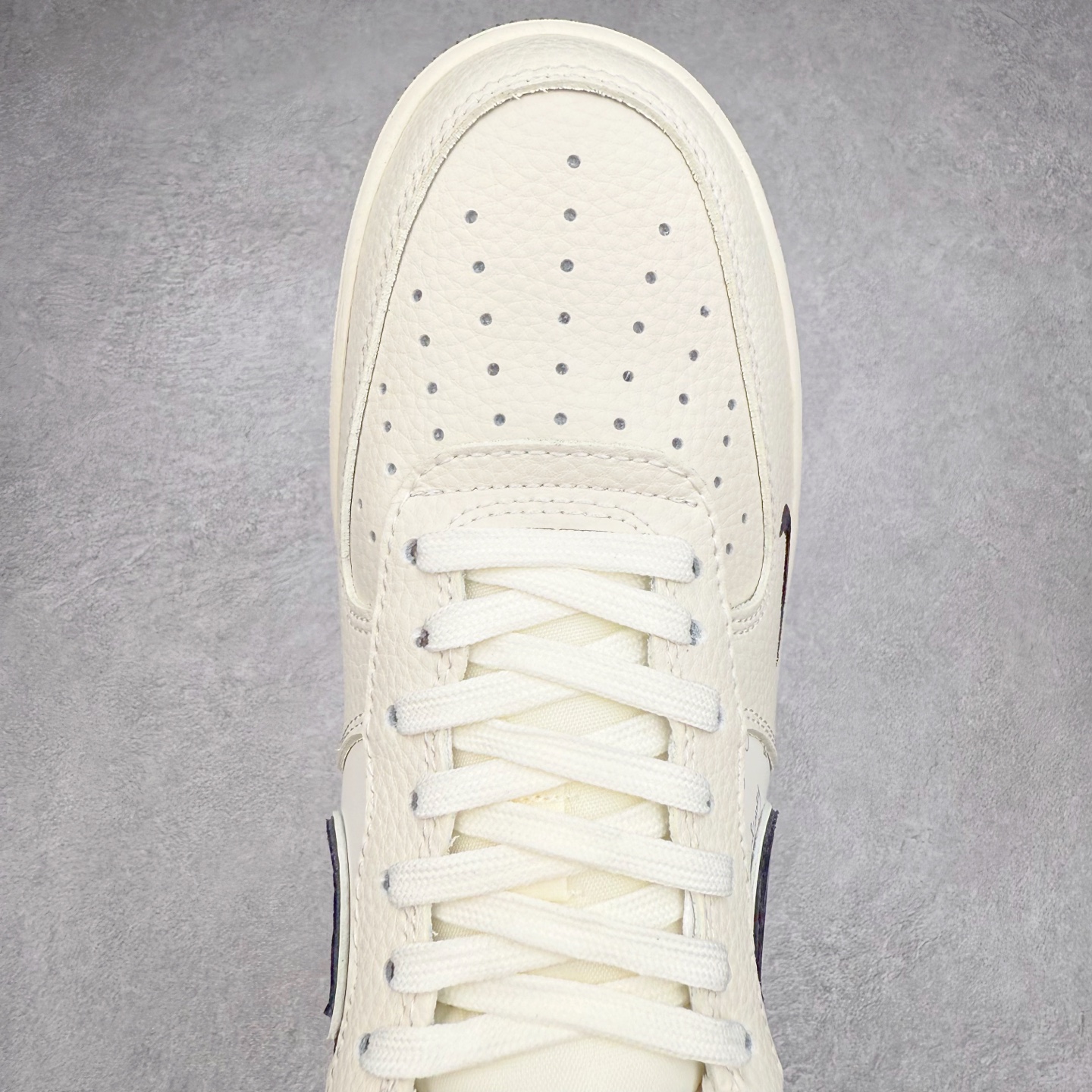 图片[4]-NK Air Force 1´07 Low 空军一号低帮百搭休闲运动板鞋 KK1988-093 柔软、弹性十足的缓震性能和出色的中底设计 横跨复古与现代的外型结合 造就出风靡全球 三十多年的Force 1 直到今天还深受青睐 实拍调校N版已经零色差零失真 百分百还原实物色彩所见即所得 不存在货不对板色差等低级问题 选购参考实物拍摄 不混卖不参货 只用心做好货严格选品 承诺混一赔十 尺码：36 36.5 37.5 38 38.5 39 40 40.5 41 42 42.5 43 44 44.5 45-选品中心