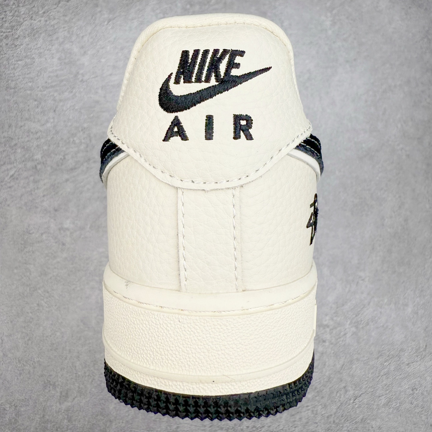 图片[8]-NK Air Force 1´07 Low 空军一号低帮百搭休闲运动板鞋 KK1988-093 柔软、弹性十足的缓震性能和出色的中底设计 横跨复古与现代的外型结合 造就出风靡全球 三十多年的Force 1 直到今天还深受青睐 实拍调校N版已经零色差零失真 百分百还原实物色彩所见即所得 不存在货不对板色差等低级问题 选购参考实物拍摄 不混卖不参货 只用心做好货严格选品 承诺混一赔十 尺码：36 36.5 37.5 38 38.5 39 40 40.5 41 42 42.5 43 44 44.5 45-选品中心