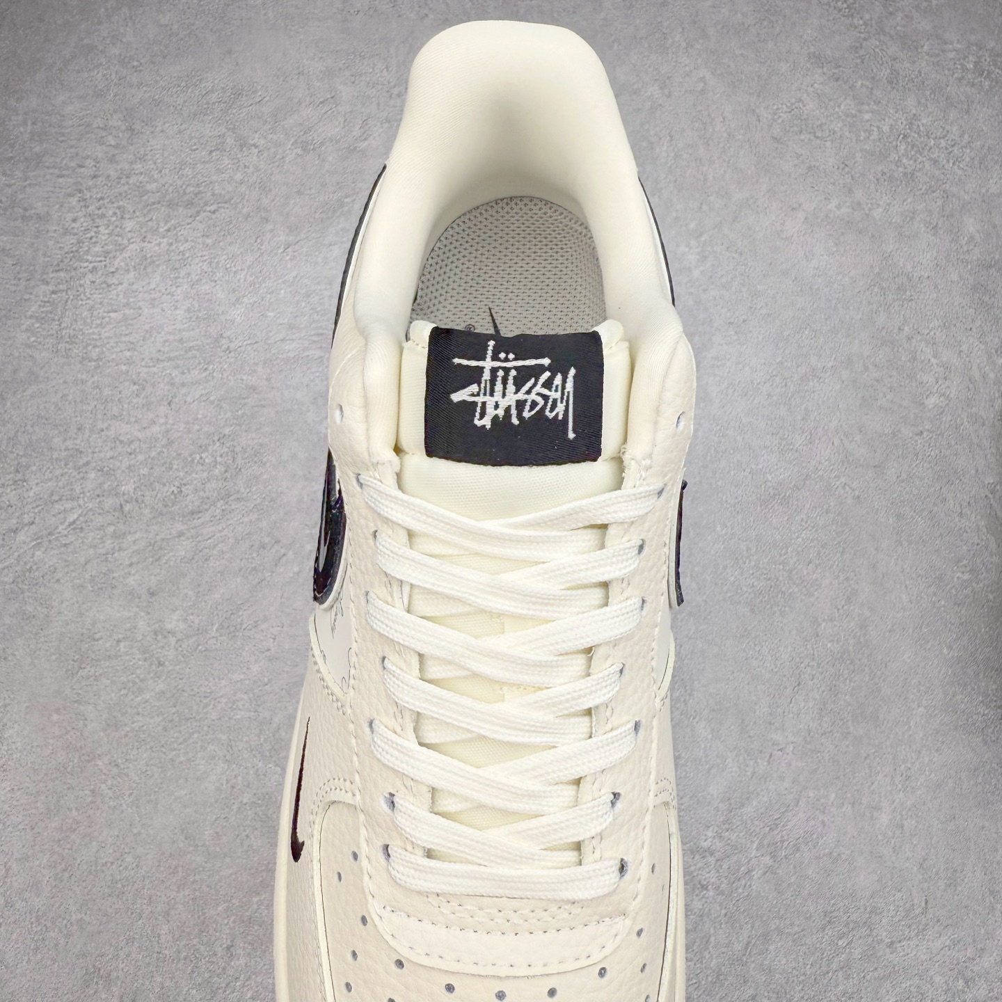 图片[5]-NK Air Force 1´07 Low 空军一号低帮百搭休闲运动板鞋 KK1988-093 柔软、弹性十足的缓震性能和出色的中底设计 横跨复古与现代的外型结合 造就出风靡全球 三十多年的Force 1 直到今天还深受青睐 实拍调校N版已经零色差零失真 百分百还原实物色彩所见即所得 不存在货不对板色差等低级问题 选购参考实物拍摄 不混卖不参货 只用心做好货严格选品 承诺混一赔十 尺码：36 36.5 37.5 38 38.5 39 40 40.5 41 42 42.5 43 44 44.5 45-选品中心