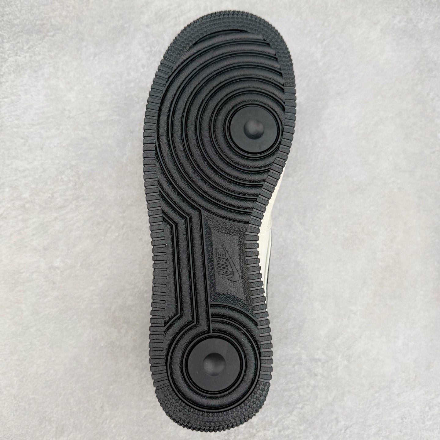 图片[9]-NK Air Force 1´07 Low 空军一号低帮百搭休闲运动板鞋 KK1988-093 柔软、弹性十足的缓震性能和出色的中底设计 横跨复古与现代的外型结合 造就出风靡全球 三十多年的Force 1 直到今天还深受青睐 实拍调校N版已经零色差零失真 百分百还原实物色彩所见即所得 不存在货不对板色差等低级问题 选购参考实物拍摄 不混卖不参货 只用心做好货严格选品 承诺混一赔十 尺码：36 36.5 37.5 38 38.5 39 40 40.5 41 42 42.5 43 44 44.5 45-选品中心