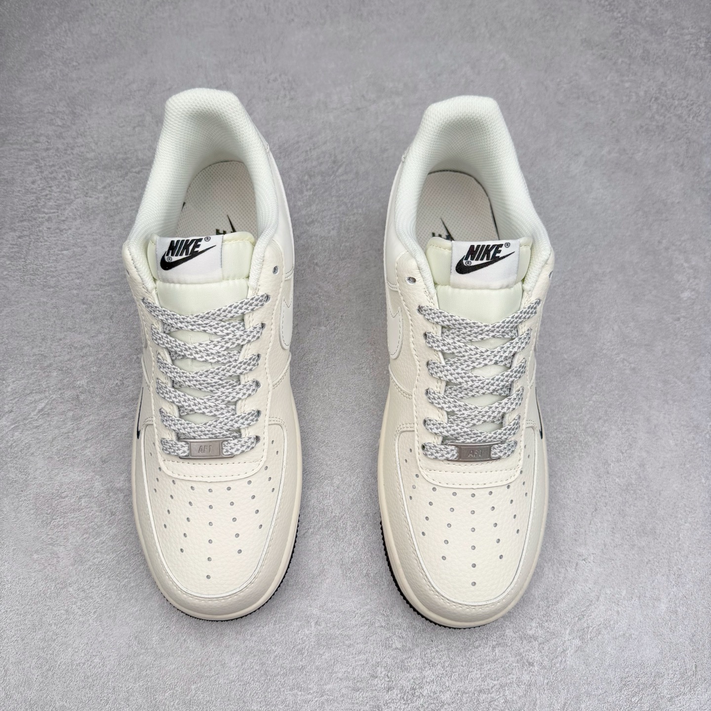 图片[2]-NK Air Force 1´07 Low 空军一号低帮百搭休闲运动板鞋 XX3168-183 柔软、弹性十足的缓震性能和出色的中底设计 横跨复古与现代的外型结合 造就出风靡全球 三十多年的Force 1 直到今天还深受青睐 实拍调校N版已经零色差零失真 百分百还原实物色彩所见即所得 不存在货不对板色差等低级问题 选购参考实物拍摄 不混卖不参货 只用心做好货严格选品 承诺混一赔十 尺码：36 36.5 37.5 38 38.5 39 40 40.5 41 42 42.5 43 44 44.5 45-选品中心