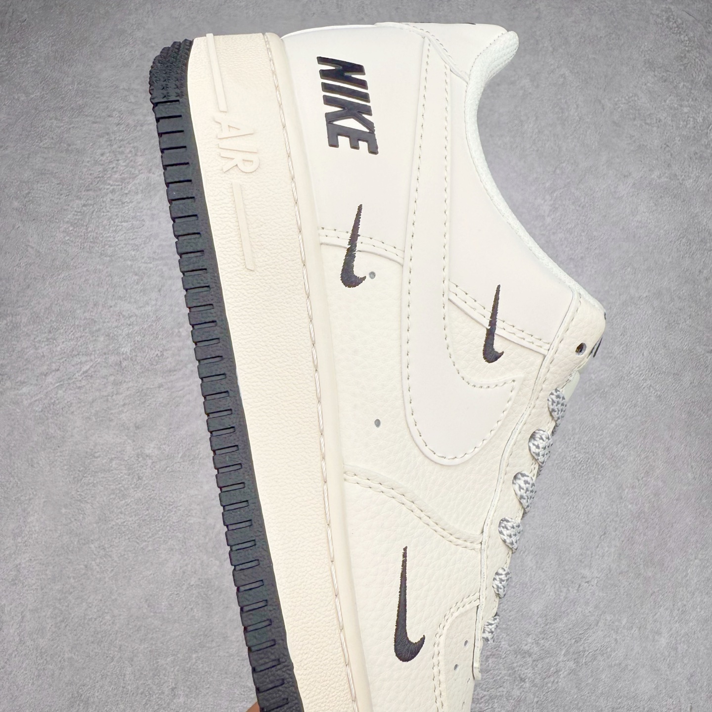 图片[6]-NK Air Force 1´07 Low 空军一号低帮百搭休闲运动板鞋 XX3168-183 柔软、弹性十足的缓震性能和出色的中底设计 横跨复古与现代的外型结合 造就出风靡全球 三十多年的Force 1 直到今天还深受青睐 实拍调校N版已经零色差零失真 百分百还原实物色彩所见即所得 不存在货不对板色差等低级问题 选购参考实物拍摄 不混卖不参货 只用心做好货严格选品 承诺混一赔十 尺码：36 36.5 37.5 38 38.5 39 40 40.5 41 42 42.5 43 44 44.5 45-选品中心