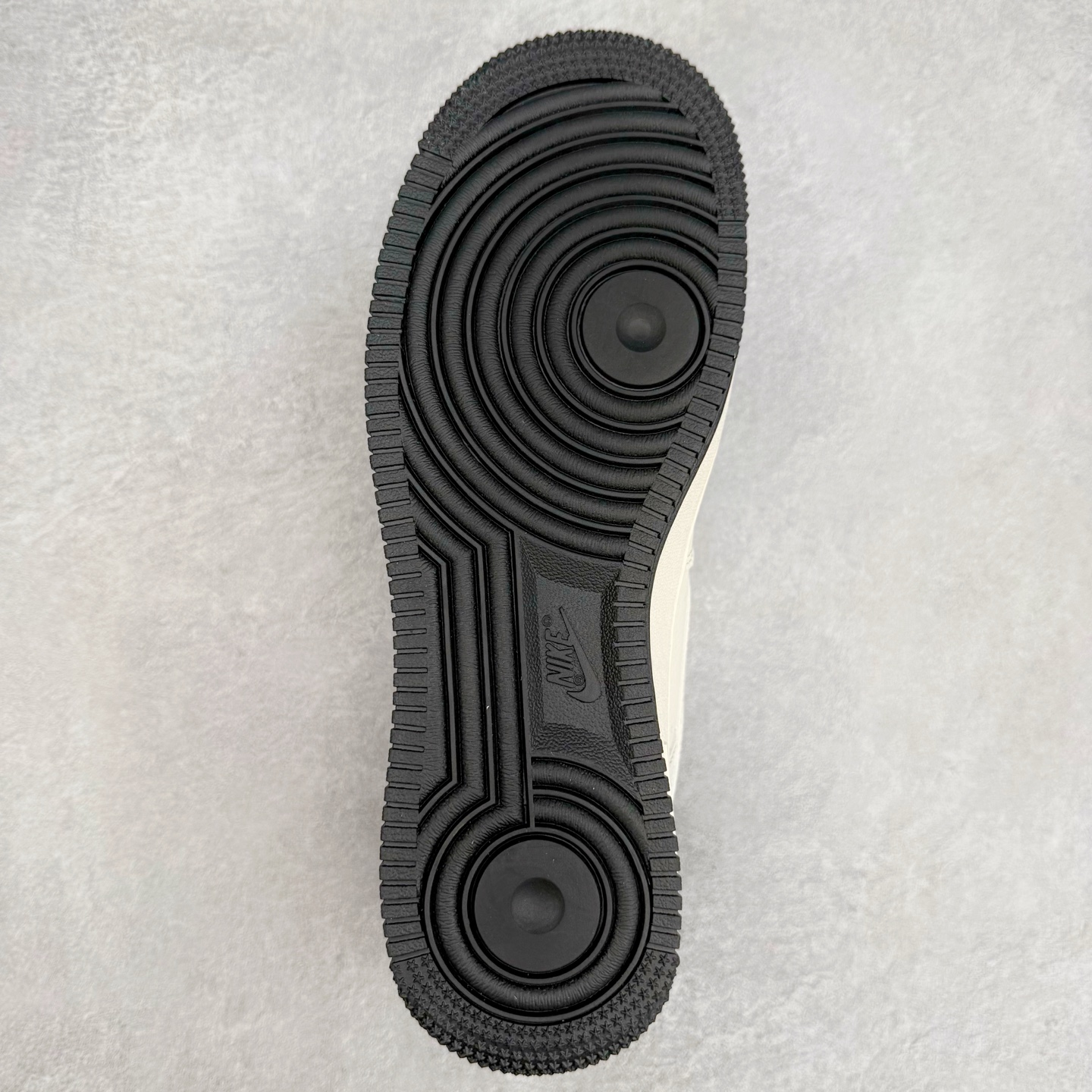 图片[9]-NK Air Force 1´07 Low 空军一号低帮百搭休闲运动板鞋 XX3168-183 柔软、弹性十足的缓震性能和出色的中底设计 横跨复古与现代的外型结合 造就出风靡全球 三十多年的Force 1 直到今天还深受青睐 实拍调校N版已经零色差零失真 百分百还原实物色彩所见即所得 不存在货不对板色差等低级问题 选购参考实物拍摄 不混卖不参货 只用心做好货严格选品 承诺混一赔十 尺码：36 36.5 37.5 38 38.5 39 40 40.5 41 42 42.5 43 44 44.5 45-选品中心