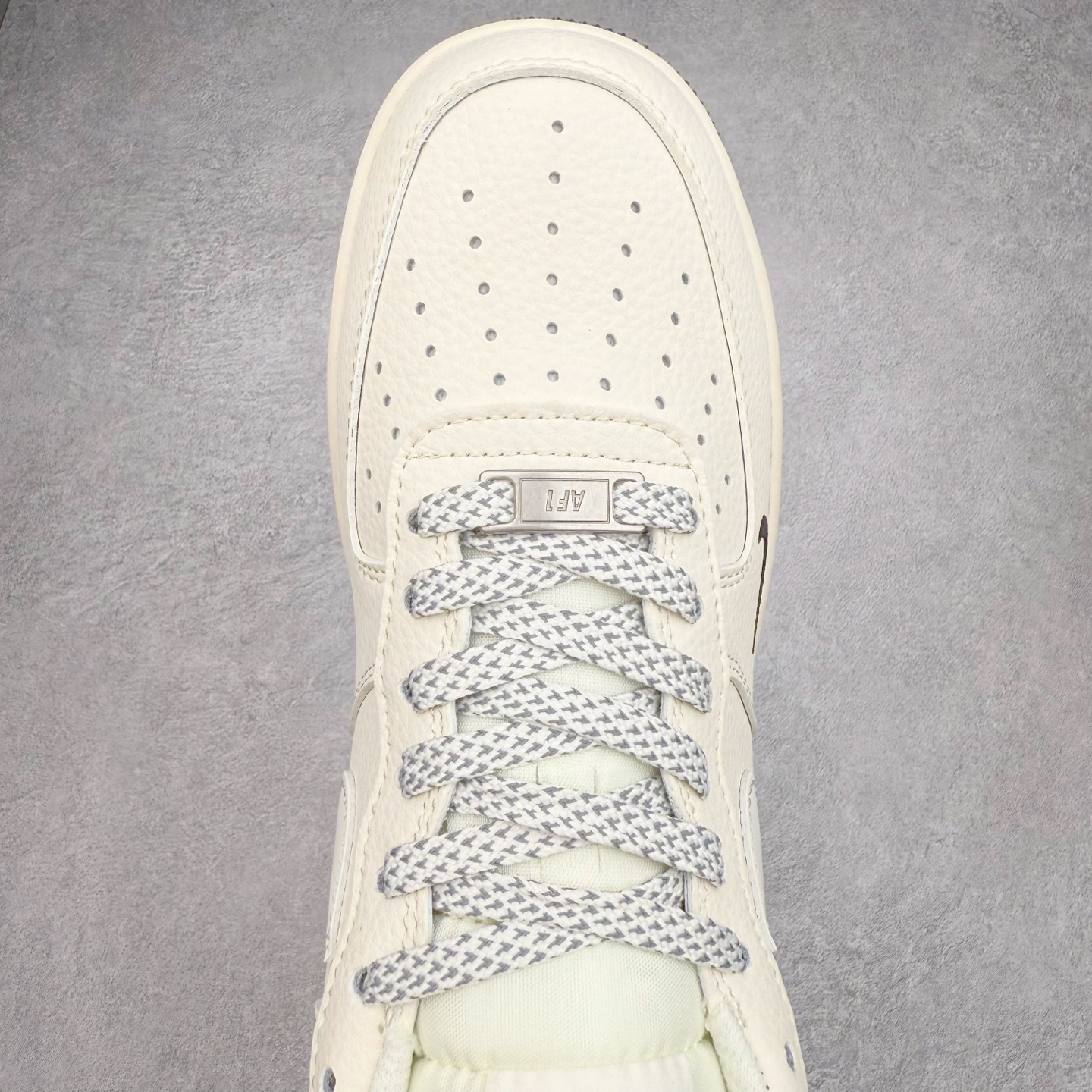 图片[4]-NK Air Force 1´07 Low 空军一号低帮百搭休闲运动板鞋 XX3168-183 柔软、弹性十足的缓震性能和出色的中底设计 横跨复古与现代的外型结合 造就出风靡全球 三十多年的Force 1 直到今天还深受青睐 实拍调校N版已经零色差零失真 百分百还原实物色彩所见即所得 不存在货不对板色差等低级问题 选购参考实物拍摄 不混卖不参货 只用心做好货严格选品 承诺混一赔十 尺码：36 36.5 37.5 38 38.5 39 40 40.5 41 42 42.5 43 44 44.5 45-选品中心