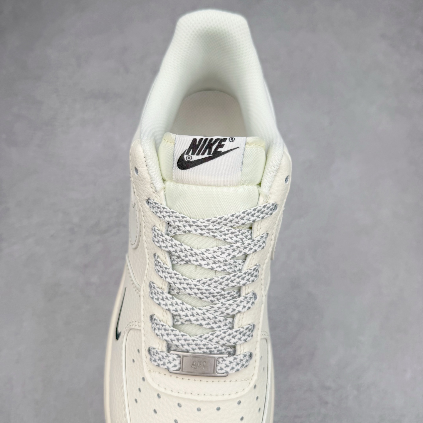 图片[5]-NK Air Force 1´07 Low 空军一号低帮百搭休闲运动板鞋 XX3168-183 柔软、弹性十足的缓震性能和出色的中底设计 横跨复古与现代的外型结合 造就出风靡全球 三十多年的Force 1 直到今天还深受青睐 实拍调校N版已经零色差零失真 百分百还原实物色彩所见即所得 不存在货不对板色差等低级问题 选购参考实物拍摄 不混卖不参货 只用心做好货严格选品 承诺混一赔十 尺码：36 36.5 37.5 38 38.5 39 40 40.5 41 42 42.5 43 44 44.5 45-选品中心