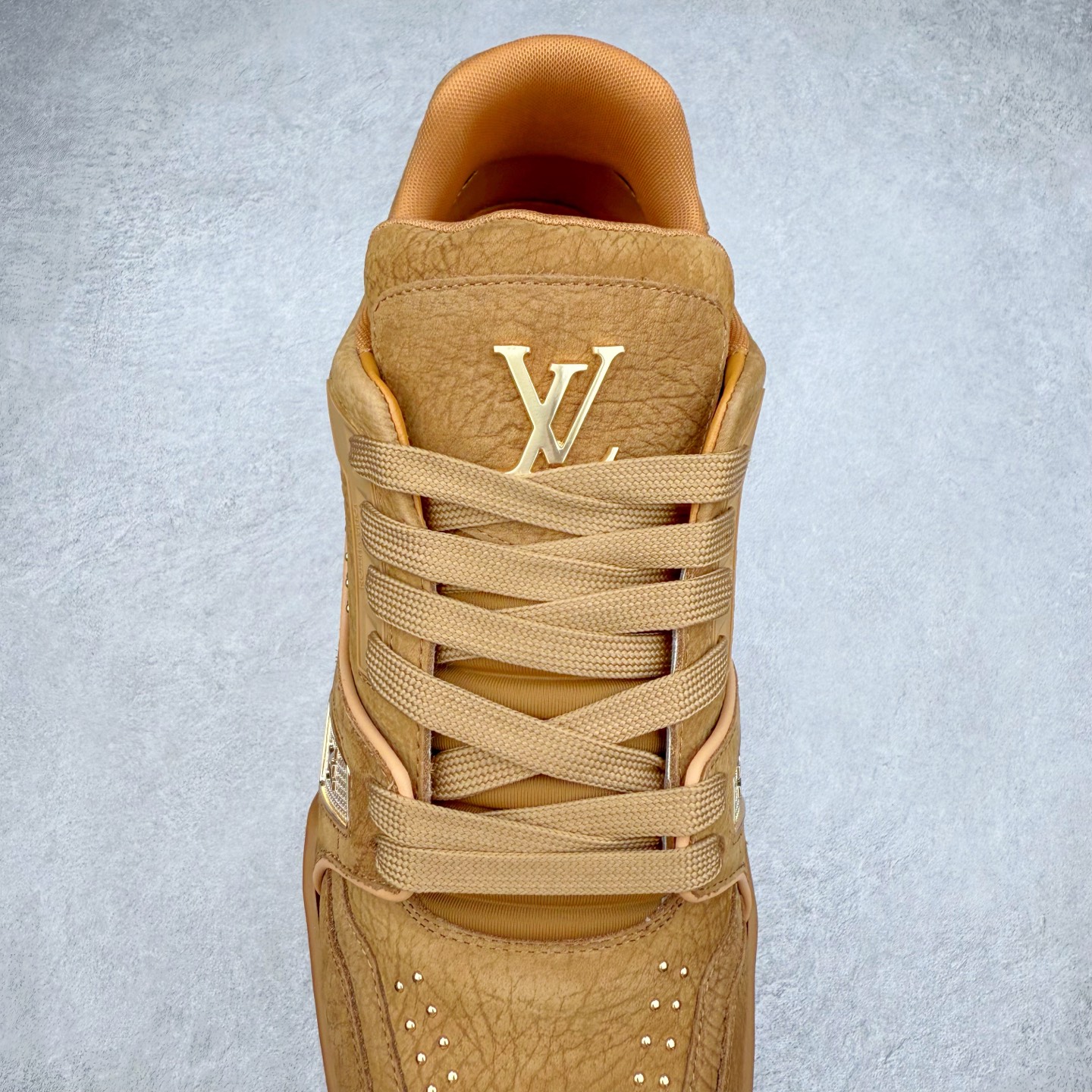 图片[5]-＃纯原 Louis Vuitton Trainer lv时装走秀运动鞋 市场所有版本中综合最强的货品 GD实力大厂出品 全网最全配色更新最快 最成熟的做工稳定的品控 完美鞋型超高的清洁度 零毛边线头瑕疵 全套原楦原纸版原鞋开模 全网最具灵魂的版型 正确原装黄色鞋盒 正确中底印花 鞋面印花3D高频深度立体 全鞋电脑针车 紧密相连 针距密度一致 环保乳胶注塑鞋垫 厚度脚感还原原版 皮面裁剪部位 统一油边封口工艺 原装橡胶大底含胶量大底组合零偏差 专柜全套包装 防尘袋 说明书 质保卡 男女鞋 尺码：35 36 37 38 39 40 41 42 43 44 45-选品中心