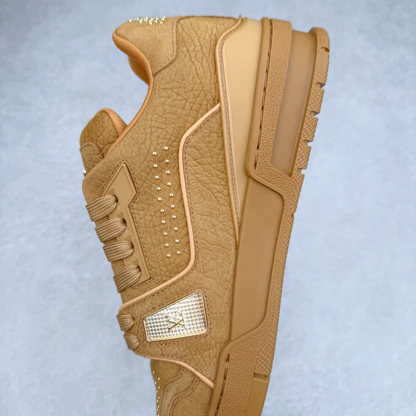 图片[7]-＃纯原 Louis Vuitton Trainer lv时装走秀运动鞋 市场所有版本中综合最强的货品 GD实力大厂出品 全网最全配色更新最快 最成熟的做工稳定的品控 完美鞋型超高的清洁度 零毛边线头瑕疵 全套原楦原纸版原鞋开模 全网最具灵魂的版型 正确原装黄色鞋盒 正确中底印花 鞋面印花3D高频深度立体 全鞋电脑针车 紧密相连 针距密度一致 环保乳胶注塑鞋垫 厚度脚感还原原版 皮面裁剪部位 统一油边封口工艺 原装橡胶大底含胶量大底组合零偏差 专柜全套包装 防尘袋 说明书 质保卡 男女鞋 尺码：35 36 37 38 39 40 41 42 43 44 45-选品中心