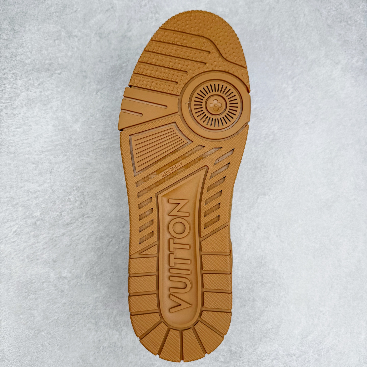 图片[9]-＃纯原 Louis Vuitton Trainer lv时装走秀运动鞋 市场所有版本中综合最强的货品 GD实力大厂出品 全网最全配色更新最快 最成熟的做工稳定的品控 完美鞋型超高的清洁度 零毛边线头瑕疵 全套原楦原纸版原鞋开模 全网最具灵魂的版型 正确原装黄色鞋盒 正确中底印花 鞋面印花3D高频深度立体 全鞋电脑针车 紧密相连 针距密度一致 环保乳胶注塑鞋垫 厚度脚感还原原版 皮面裁剪部位 统一油边封口工艺 原装橡胶大底含胶量大底组合零偏差 专柜全套包装 防尘袋 说明书 质保卡 男女鞋 尺码：35 36 37 38 39 40 41 42 43 44 45-选品中心