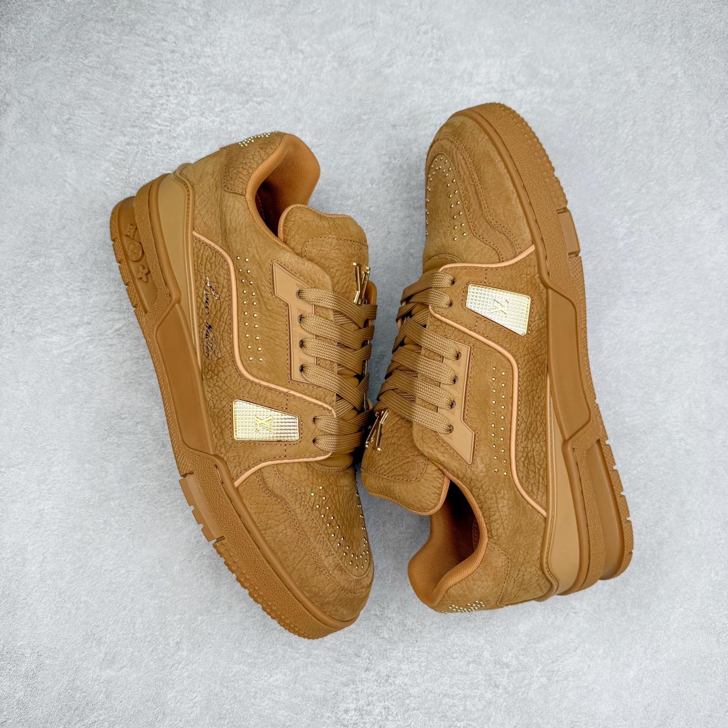 图片[3]-＃纯原 Louis Vuitton Trainer lv时装走秀运动鞋 市场所有版本中综合最强的货品 GD实力大厂出品 全网最全配色更新最快 最成熟的做工稳定的品控 完美鞋型超高的清洁度 零毛边线头瑕疵 全套原楦原纸版原鞋开模 全网最具灵魂的版型 正确原装黄色鞋盒 正确中底印花 鞋面印花3D高频深度立体 全鞋电脑针车 紧密相连 针距密度一致 环保乳胶注塑鞋垫 厚度脚感还原原版 皮面裁剪部位 统一油边封口工艺 原装橡胶大底含胶量大底组合零偏差 专柜全套包装 防尘袋 说明书 质保卡 男女鞋 尺码：35 36 37 38 39 40 41 42 43 44 45-选品中心