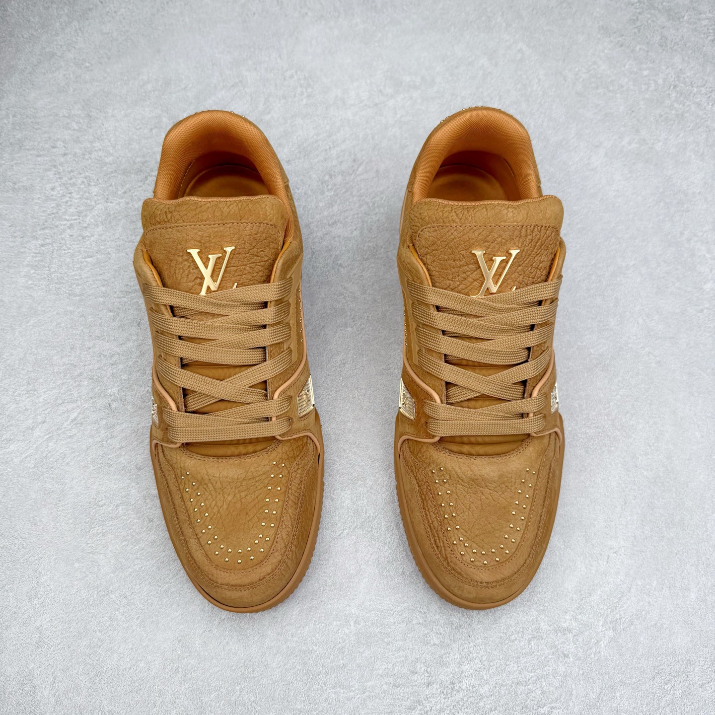 图片[2]-＃纯原 Louis Vuitton Trainer lv时装走秀运动鞋 市场所有版本中综合最强的货品 GD实力大厂出品 全网最全配色更新最快 最成熟的做工稳定的品控 完美鞋型超高的清洁度 零毛边线头瑕疵 全套原楦原纸版原鞋开模 全网最具灵魂的版型 正确原装黄色鞋盒 正确中底印花 鞋面印花3D高频深度立体 全鞋电脑针车 紧密相连 针距密度一致 环保乳胶注塑鞋垫 厚度脚感还原原版 皮面裁剪部位 统一油边封口工艺 原装橡胶大底含胶量大底组合零偏差 专柜全套包装 防尘袋 说明书 质保卡 男女鞋 尺码：35 36 37 38 39 40 41 42 43 44 45-选品中心