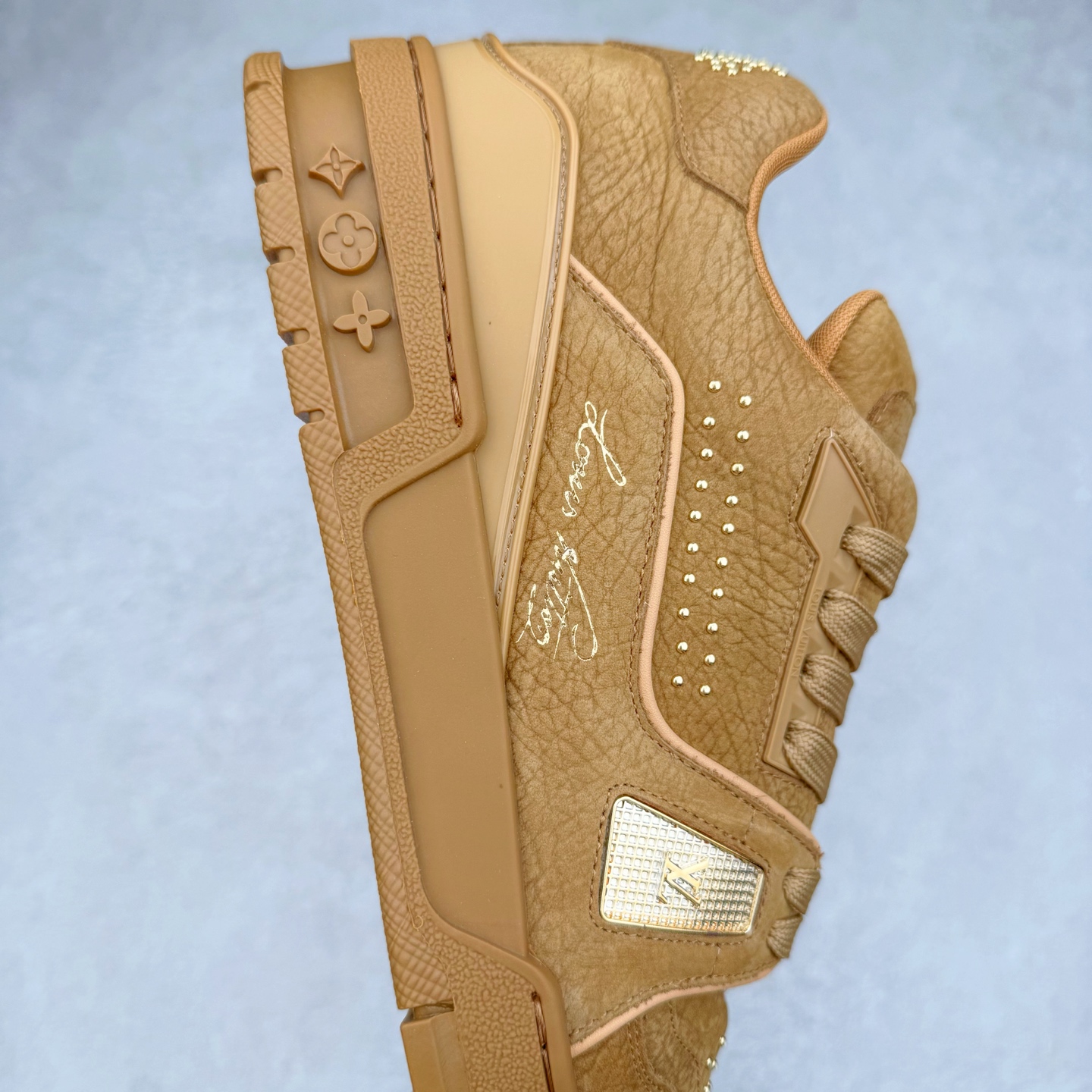 图片[6]-＃纯原 Louis Vuitton Trainer lv时装走秀运动鞋 市场所有版本中综合最强的货品 GD实力大厂出品 全网最全配色更新最快 最成熟的做工稳定的品控 完美鞋型超高的清洁度 零毛边线头瑕疵 全套原楦原纸版原鞋开模 全网最具灵魂的版型 正确原装黄色鞋盒 正确中底印花 鞋面印花3D高频深度立体 全鞋电脑针车 紧密相连 针距密度一致 环保乳胶注塑鞋垫 厚度脚感还原原版 皮面裁剪部位 统一油边封口工艺 原装橡胶大底含胶量大底组合零偏差 专柜全套包装 防尘袋 说明书 质保卡 男女鞋 尺码：35 36 37 38 39 40 41 42 43 44 45-选品中心