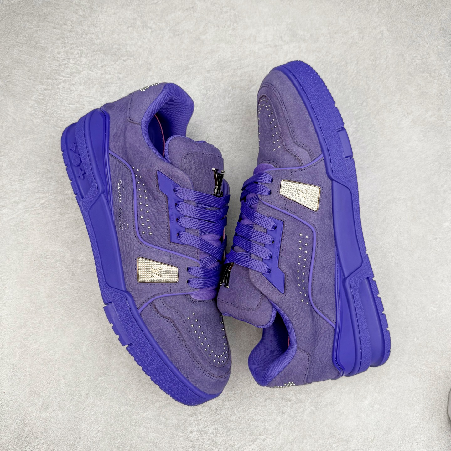 图片[3]-＃纯原 Louis Vuitton Trainer lv时装走秀运动鞋 市场所有版本中综合最强的货品 GD实力大厂出品 全网最全配色更新最快 最成熟的做工稳定的品控 完美鞋型超高的清洁度 零毛边线头瑕疵 全套原楦原纸版原鞋开模 全网最具灵魂的版型 正确原装黄色鞋盒 正确中底印花 鞋面印花3D高频深度立体 全鞋电脑针车 紧密相连 针距密度一致 环保乳胶注塑鞋垫 厚度脚感还原原版 皮面裁剪部位 统一油边封口工艺 原装橡胶大底含胶量大底组合零偏差 专柜全套包装 防尘袋 说明书 质保卡 男女鞋 尺码：35 36 37 38 39 40 41 42 43 44 45-选品中心