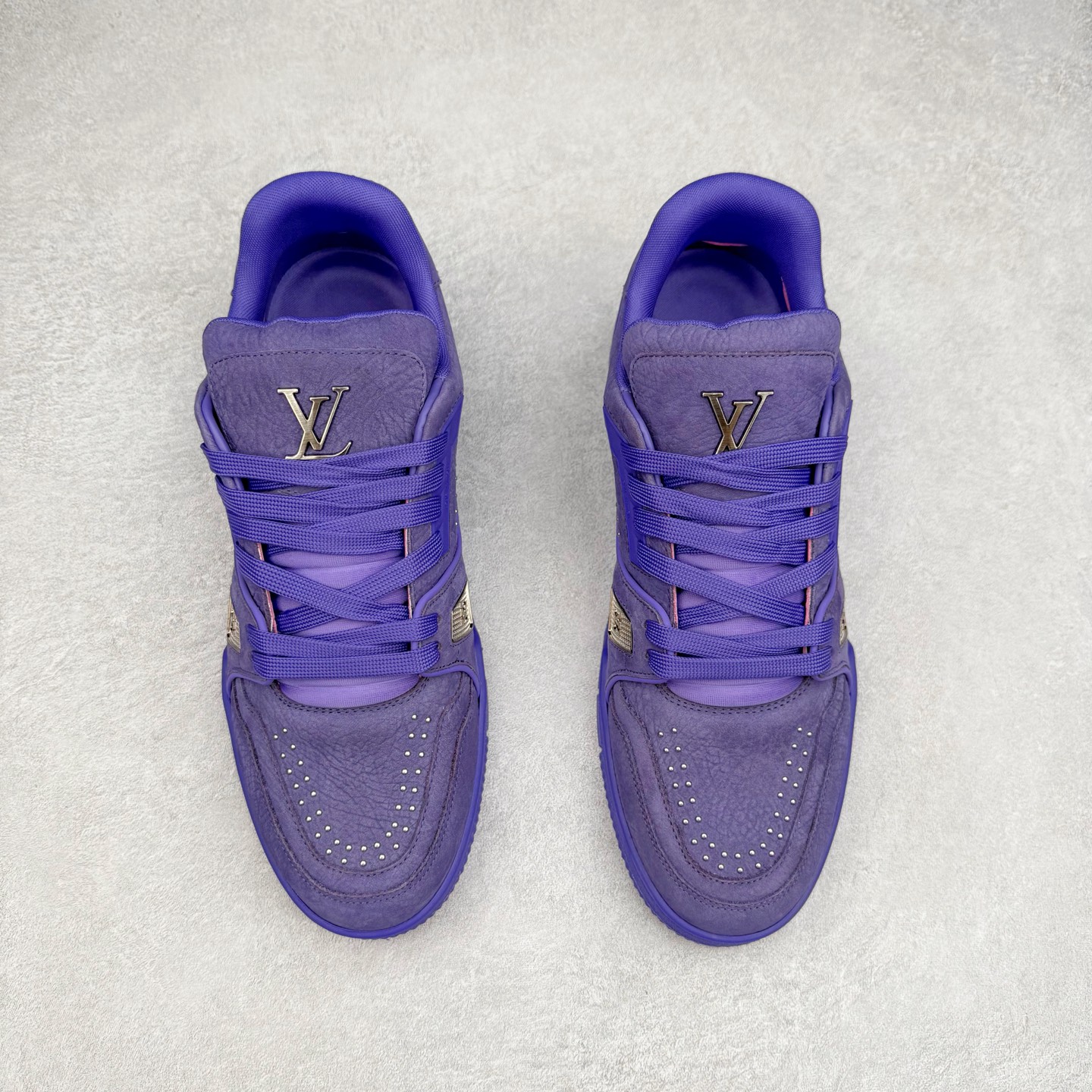 图片[2]-＃纯原 Louis Vuitton Trainer lv时装走秀运动鞋 市场所有版本中综合最强的货品 GD实力大厂出品 全网最全配色更新最快 最成熟的做工稳定的品控 完美鞋型超高的清洁度 零毛边线头瑕疵 全套原楦原纸版原鞋开模 全网最具灵魂的版型 正确原装黄色鞋盒 正确中底印花 鞋面印花3D高频深度立体 全鞋电脑针车 紧密相连 针距密度一致 环保乳胶注塑鞋垫 厚度脚感还原原版 皮面裁剪部位 统一油边封口工艺 原装橡胶大底含胶量大底组合零偏差 专柜全套包装 防尘袋 说明书 质保卡 男女鞋 尺码：35 36 37 38 39 40 41 42 43 44 45-选品中心