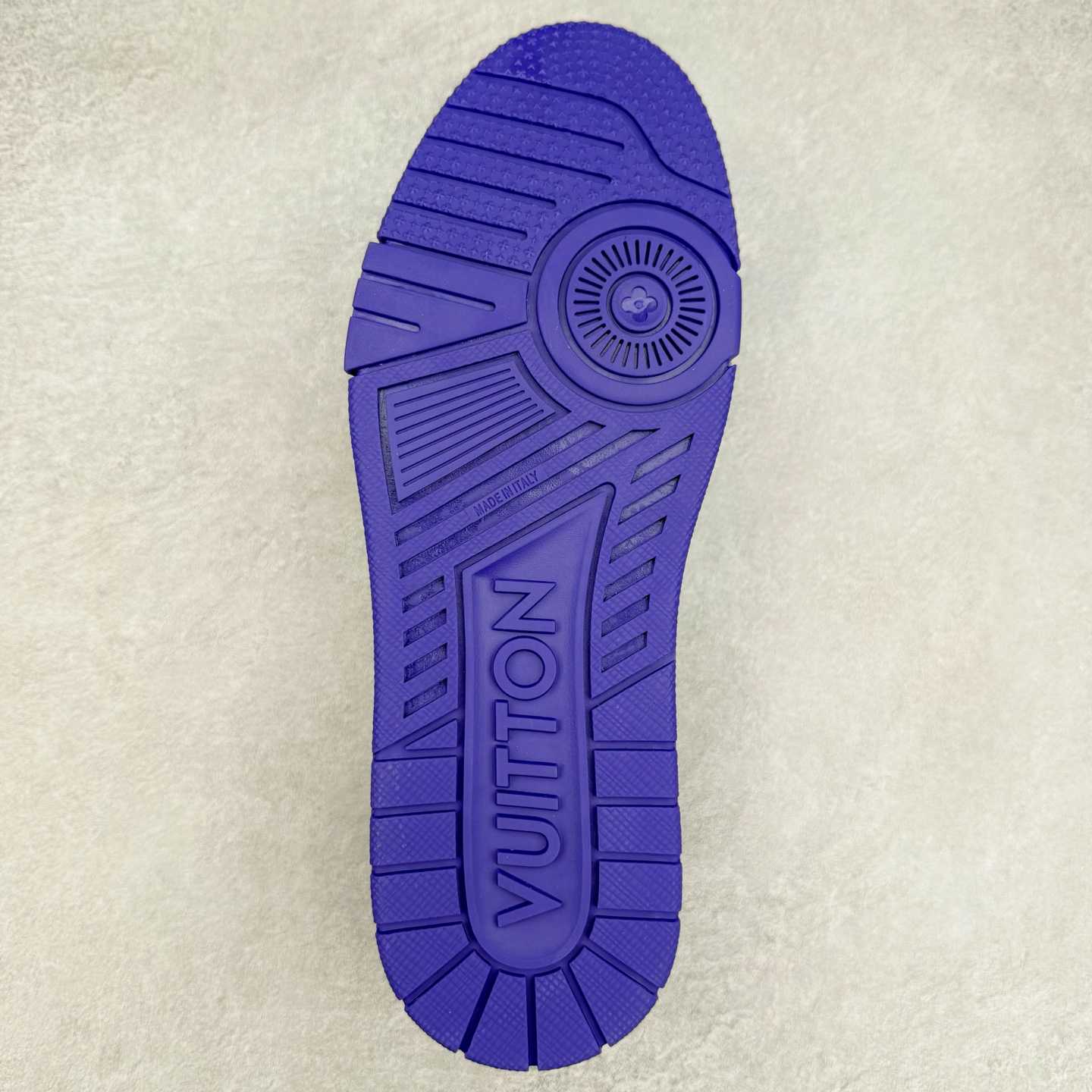 图片[9]-＃纯原 Louis Vuitton Trainer lv时装走秀运动鞋 市场所有版本中综合最强的货品 GD实力大厂出品 全网最全配色更新最快 最成熟的做工稳定的品控 完美鞋型超高的清洁度 零毛边线头瑕疵 全套原楦原纸版原鞋开模 全网最具灵魂的版型 正确原装黄色鞋盒 正确中底印花 鞋面印花3D高频深度立体 全鞋电脑针车 紧密相连 针距密度一致 环保乳胶注塑鞋垫 厚度脚感还原原版 皮面裁剪部位 统一油边封口工艺 原装橡胶大底含胶量大底组合零偏差 专柜全套包装 防尘袋 说明书 质保卡 男女鞋 尺码：35 36 37 38 39 40 41 42 43 44 45-选品中心