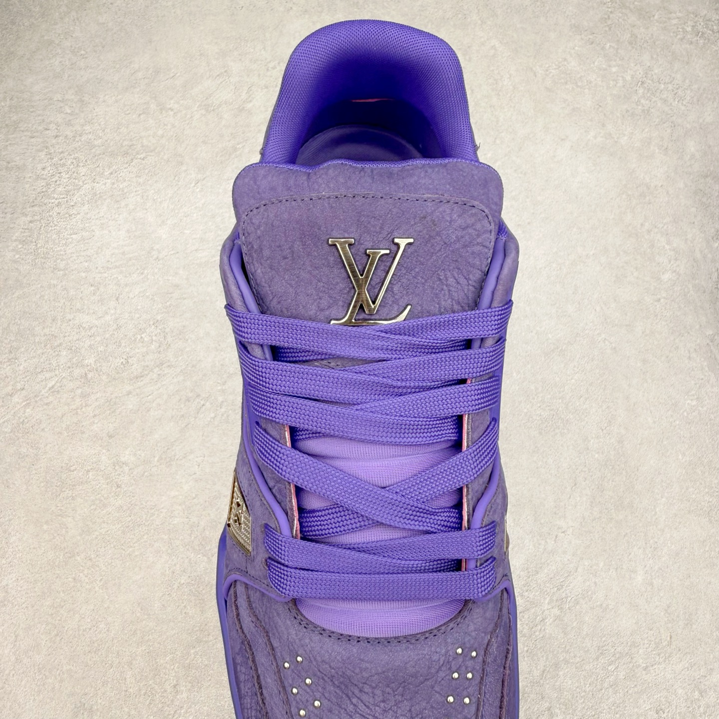 图片[5]-＃纯原 Louis Vuitton Trainer lv时装走秀运动鞋 市场所有版本中综合最强的货品 GD实力大厂出品 全网最全配色更新最快 最成熟的做工稳定的品控 完美鞋型超高的清洁度 零毛边线头瑕疵 全套原楦原纸版原鞋开模 全网最具灵魂的版型 正确原装黄色鞋盒 正确中底印花 鞋面印花3D高频深度立体 全鞋电脑针车 紧密相连 针距密度一致 环保乳胶注塑鞋垫 厚度脚感还原原版 皮面裁剪部位 统一油边封口工艺 原装橡胶大底含胶量大底组合零偏差 专柜全套包装 防尘袋 说明书 质保卡 男女鞋 尺码：35 36 37 38 39 40 41 42 43 44 45-选品中心