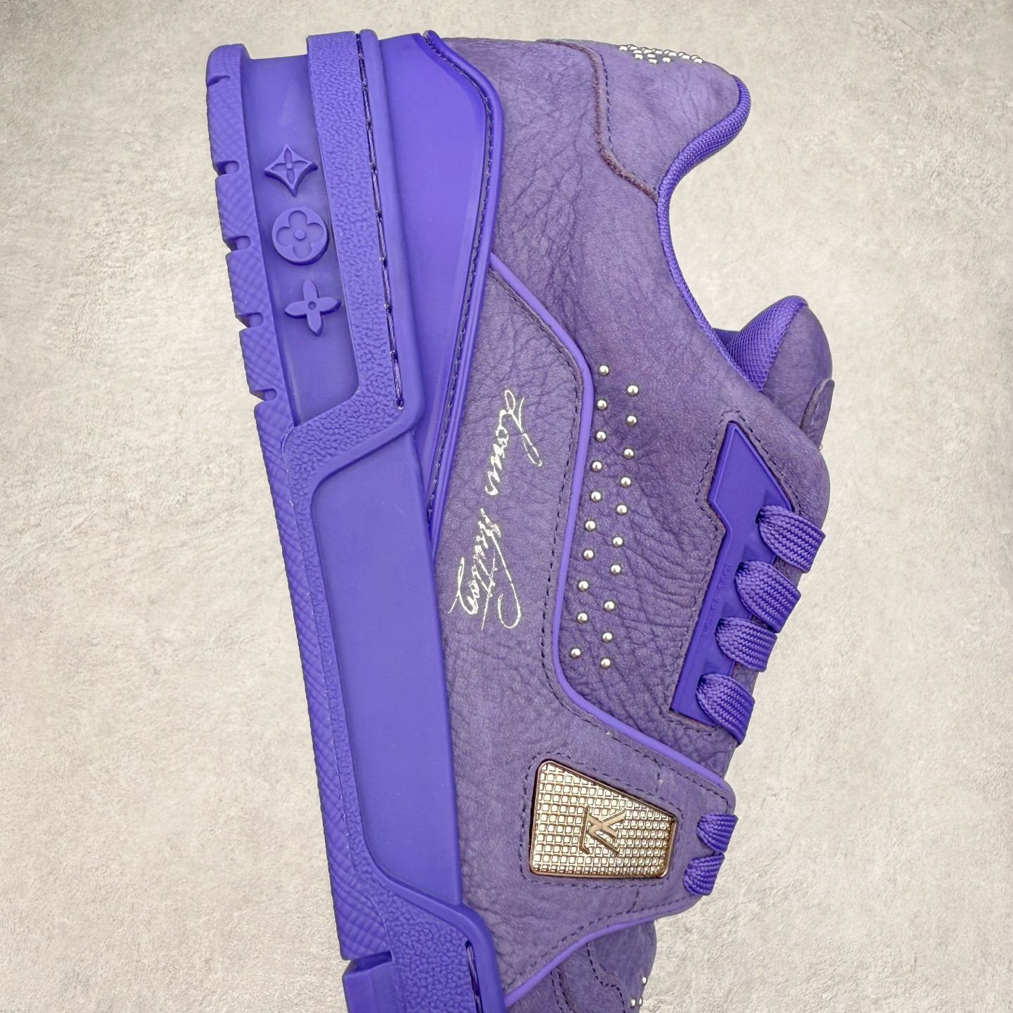 图片[6]-＃纯原 Louis Vuitton Trainer lv时装走秀运动鞋 市场所有版本中综合最强的货品 GD实力大厂出品 全网最全配色更新最快 最成熟的做工稳定的品控 完美鞋型超高的清洁度 零毛边线头瑕疵 全套原楦原纸版原鞋开模 全网最具灵魂的版型 正确原装黄色鞋盒 正确中底印花 鞋面印花3D高频深度立体 全鞋电脑针车 紧密相连 针距密度一致 环保乳胶注塑鞋垫 厚度脚感还原原版 皮面裁剪部位 统一油边封口工艺 原装橡胶大底含胶量大底组合零偏差 专柜全套包装 防尘袋 说明书 质保卡 男女鞋 尺码：35 36 37 38 39 40 41 42 43 44 45-选品中心