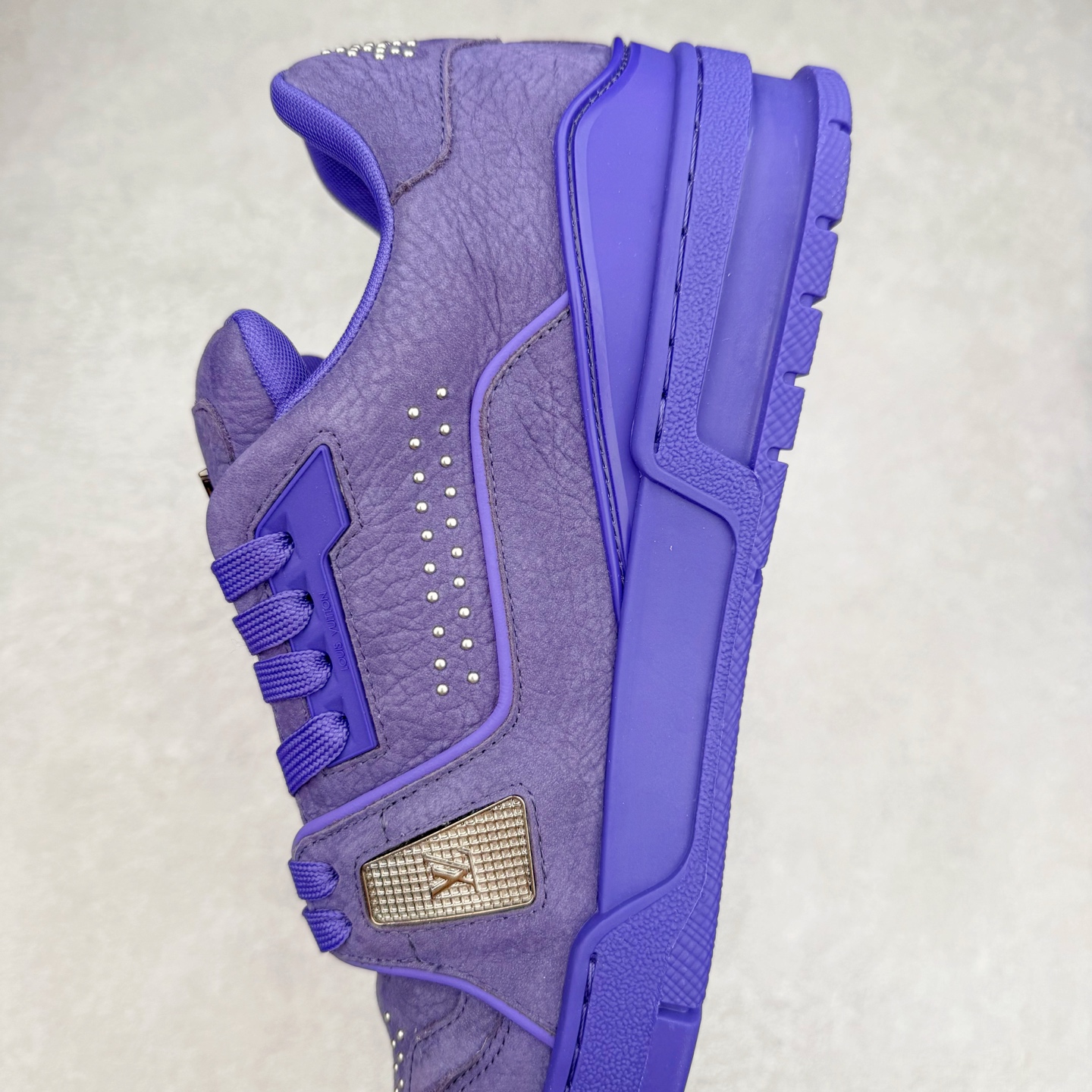 图片[7]-＃纯原 Louis Vuitton Trainer lv时装走秀运动鞋 市场所有版本中综合最强的货品 GD实力大厂出品 全网最全配色更新最快 最成熟的做工稳定的品控 完美鞋型超高的清洁度 零毛边线头瑕疵 全套原楦原纸版原鞋开模 全网最具灵魂的版型 正确原装黄色鞋盒 正确中底印花 鞋面印花3D高频深度立体 全鞋电脑针车 紧密相连 针距密度一致 环保乳胶注塑鞋垫 厚度脚感还原原版 皮面裁剪部位 统一油边封口工艺 原装橡胶大底含胶量大底组合零偏差 专柜全套包装 防尘袋 说明书 质保卡 男女鞋 尺码：35 36 37 38 39 40 41 42 43 44 45-选品中心