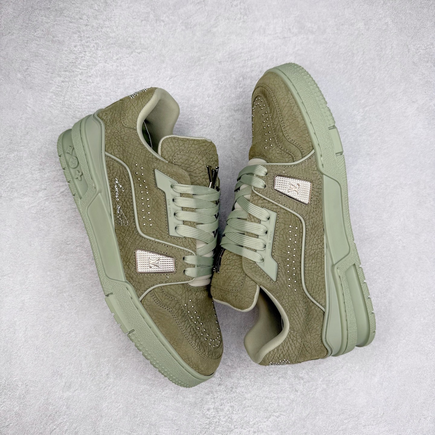 图片[3]-＃纯原 Louis Vuitton Trainer lv时装走秀运动鞋 市场所有版本中综合最强的货品 GD实力大厂出品 全网最全配色更新最快 最成熟的做工稳定的品控 完美鞋型超高的清洁度 零毛边线头瑕疵 全套原楦原纸版原鞋开模 全网最具灵魂的版型 正确原装黄色鞋盒 正确中底印花 鞋面印花3D高频深度立体 全鞋电脑针车 紧密相连 针距密度一致 环保乳胶注塑鞋垫 厚度脚感还原原版 皮面裁剪部位 统一油边封口工艺 原装橡胶大底含胶量大底组合零偏差 专柜全套包装 防尘袋 说明书 质保卡 男女鞋 尺码：35 36 37 38 39 40 41 42 43 44 45-选品中心