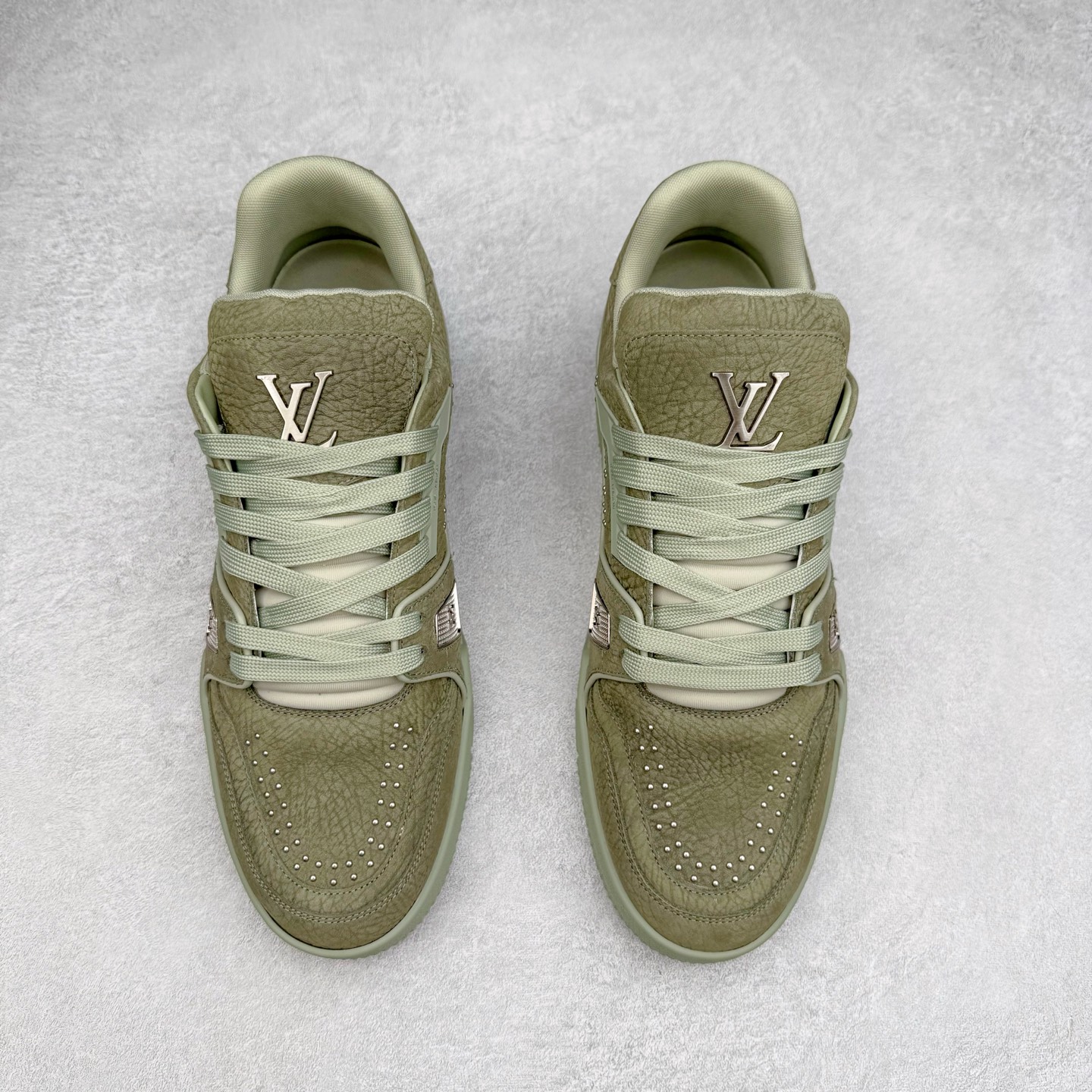 图片[2]-＃纯原 Louis Vuitton Trainer lv时装走秀运动鞋 市场所有版本中综合最强的货品 GD实力大厂出品 全网最全配色更新最快 最成熟的做工稳定的品控 完美鞋型超高的清洁度 零毛边线头瑕疵 全套原楦原纸版原鞋开模 全网最具灵魂的版型 正确原装黄色鞋盒 正确中底印花 鞋面印花3D高频深度立体 全鞋电脑针车 紧密相连 针距密度一致 环保乳胶注塑鞋垫 厚度脚感还原原版 皮面裁剪部位 统一油边封口工艺 原装橡胶大底含胶量大底组合零偏差 专柜全套包装 防尘袋 说明书 质保卡 男女鞋 尺码：35 36 37 38 39 40 41 42 43 44 45-选品中心