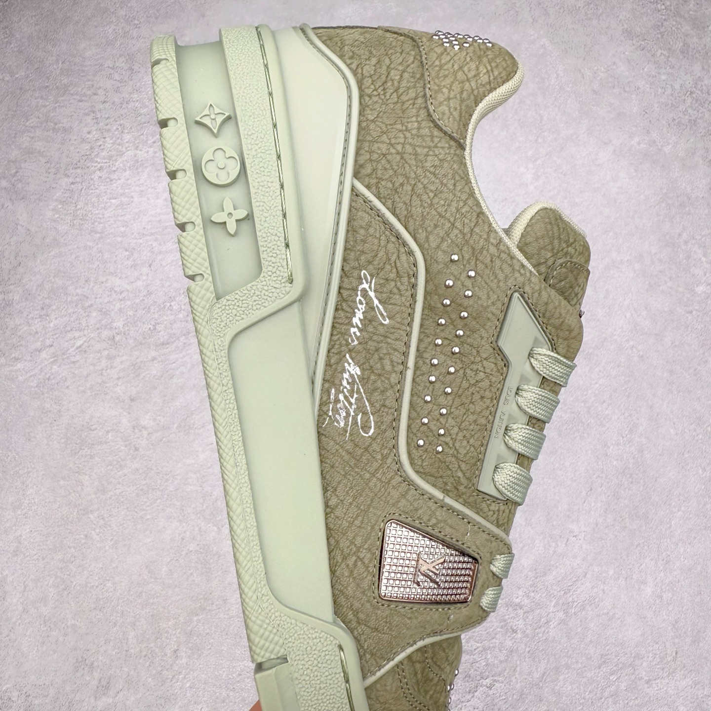 图片[6]-＃纯原 Louis Vuitton Trainer lv时装走秀运动鞋 市场所有版本中综合最强的货品 GD实力大厂出品 全网最全配色更新最快 最成熟的做工稳定的品控 完美鞋型超高的清洁度 零毛边线头瑕疵 全套原楦原纸版原鞋开模 全网最具灵魂的版型 正确原装黄色鞋盒 正确中底印花 鞋面印花3D高频深度立体 全鞋电脑针车 紧密相连 针距密度一致 环保乳胶注塑鞋垫 厚度脚感还原原版 皮面裁剪部位 统一油边封口工艺 原装橡胶大底含胶量大底组合零偏差 专柜全套包装 防尘袋 说明书 质保卡 男女鞋 尺码：35 36 37 38 39 40 41 42 43 44 45-选品中心