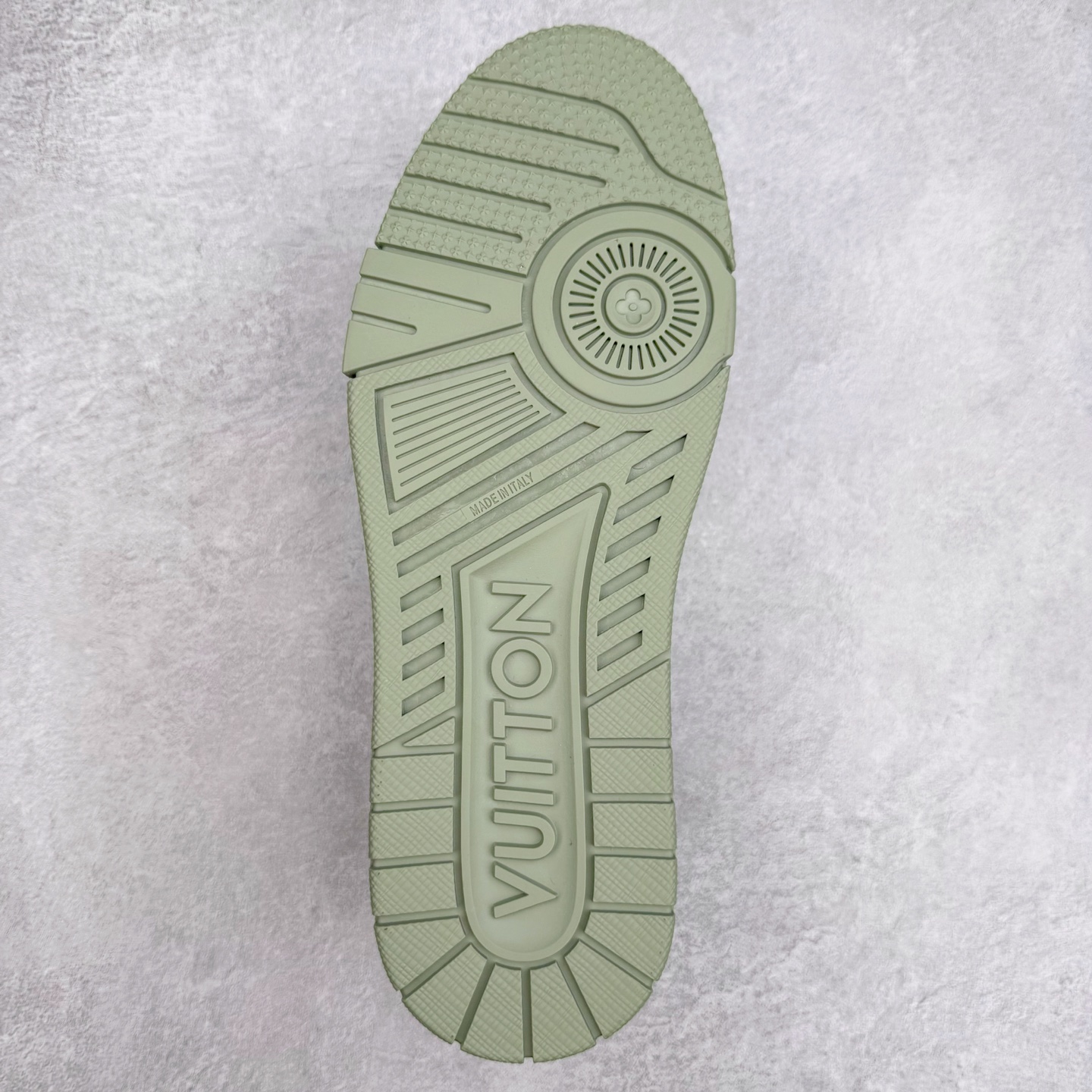 图片[9]-＃纯原 Louis Vuitton Trainer lv时装走秀运动鞋 市场所有版本中综合最强的货品 GD实力大厂出品 全网最全配色更新最快 最成熟的做工稳定的品控 完美鞋型超高的清洁度 零毛边线头瑕疵 全套原楦原纸版原鞋开模 全网最具灵魂的版型 正确原装黄色鞋盒 正确中底印花 鞋面印花3D高频深度立体 全鞋电脑针车 紧密相连 针距密度一致 环保乳胶注塑鞋垫 厚度脚感还原原版 皮面裁剪部位 统一油边封口工艺 原装橡胶大底含胶量大底组合零偏差 专柜全套包装 防尘袋 说明书 质保卡 男女鞋 尺码：35 36 37 38 39 40 41 42 43 44 45-选品中心