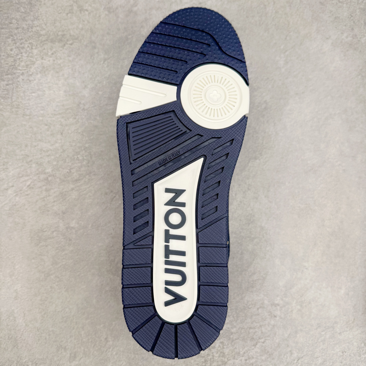 图片[9]-＃纯原 Louis Vuitton Trainer lv时装走秀运动鞋 市场所有版本中综合最强的货品 GD实力大厂出品 全网最全配色更新最快 最成熟的做工稳定的品控 完美鞋型超高的清洁度 零毛边线头瑕疵 全套原楦原纸版原鞋开模 全网最具灵魂的版型 正确原装黄色鞋盒 正确中底印花 鞋面印花3D高频深度立体 全鞋电脑针车 紧密相连 针距密度一致 环保乳胶注塑鞋垫 厚度脚感还原原版 皮面裁剪部位 统一油边封口工艺 原装橡胶大底含胶量大底组合零偏差 专柜全套包装 防尘袋 说明书 质保卡 男女鞋 尺码：35 36 37 38 39 40 41 42 43 44 45-选品中心