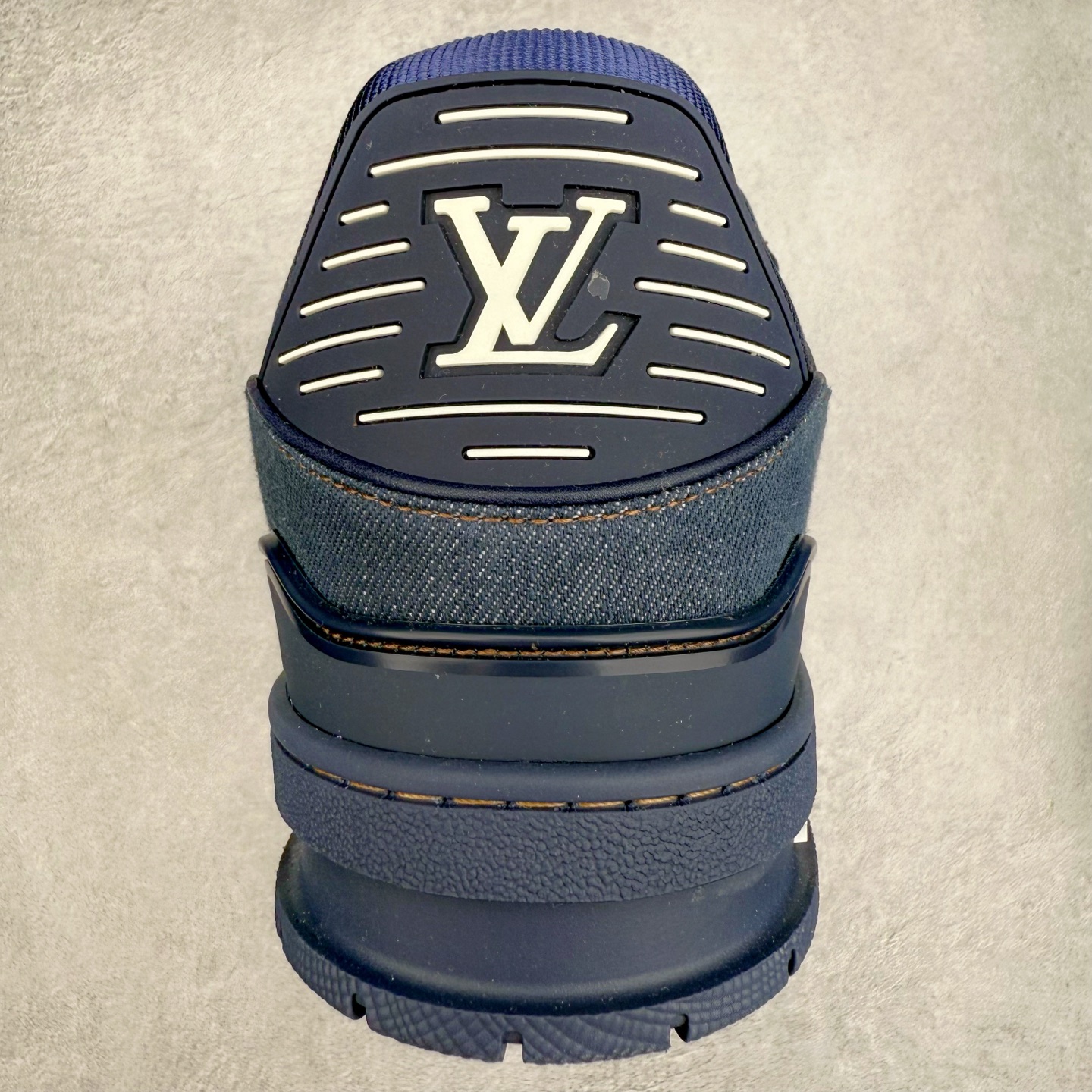 图片[8]-＃纯原 Louis Vuitton Trainer lv时装走秀运动鞋 市场所有版本中综合最强的货品 GD实力大厂出品 全网最全配色更新最快 最成熟的做工稳定的品控 完美鞋型超高的清洁度 零毛边线头瑕疵 全套原楦原纸版原鞋开模 全网最具灵魂的版型 正确原装黄色鞋盒 正确中底印花 鞋面印花3D高频深度立体 全鞋电脑针车 紧密相连 针距密度一致 环保乳胶注塑鞋垫 厚度脚感还原原版 皮面裁剪部位 统一油边封口工艺 原装橡胶大底含胶量大底组合零偏差 专柜全套包装 防尘袋 说明书 质保卡 男女鞋 尺码：35 36 37 38 39 40 41 42 43 44 45-选品中心