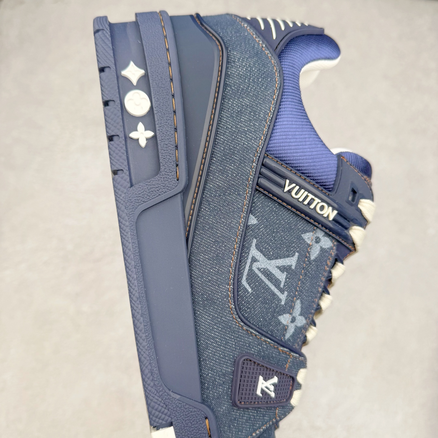 图片[6]-＃纯原 Louis Vuitton Trainer lv时装走秀运动鞋 市场所有版本中综合最强的货品 GD实力大厂出品 全网最全配色更新最快 最成熟的做工稳定的品控 完美鞋型超高的清洁度 零毛边线头瑕疵 全套原楦原纸版原鞋开模 全网最具灵魂的版型 正确原装黄色鞋盒 正确中底印花 鞋面印花3D高频深度立体 全鞋电脑针车 紧密相连 针距密度一致 环保乳胶注塑鞋垫 厚度脚感还原原版 皮面裁剪部位 统一油边封口工艺 原装橡胶大底含胶量大底组合零偏差 专柜全套包装 防尘袋 说明书 质保卡 男女鞋 尺码：35 36 37 38 39 40 41 42 43 44 45-选品中心