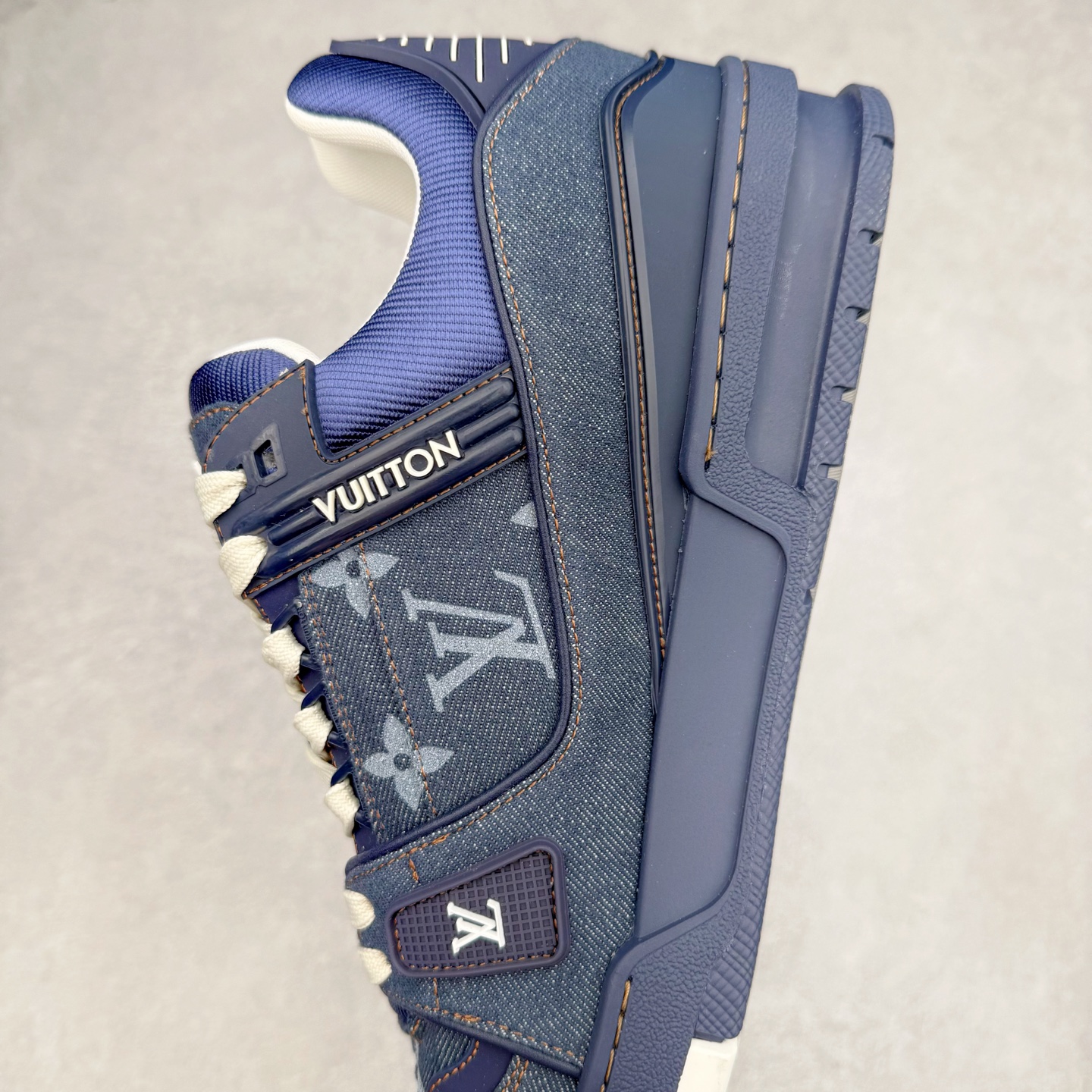 图片[7]-＃纯原 Louis Vuitton Trainer lv时装走秀运动鞋 市场所有版本中综合最强的货品 GD实力大厂出品 全网最全配色更新最快 最成熟的做工稳定的品控 完美鞋型超高的清洁度 零毛边线头瑕疵 全套原楦原纸版原鞋开模 全网最具灵魂的版型 正确原装黄色鞋盒 正确中底印花 鞋面印花3D高频深度立体 全鞋电脑针车 紧密相连 针距密度一致 环保乳胶注塑鞋垫 厚度脚感还原原版 皮面裁剪部位 统一油边封口工艺 原装橡胶大底含胶量大底组合零偏差 专柜全套包装 防尘袋 说明书 质保卡 男女鞋 尺码：35 36 37 38 39 40 41 42 43 44 45-选品中心