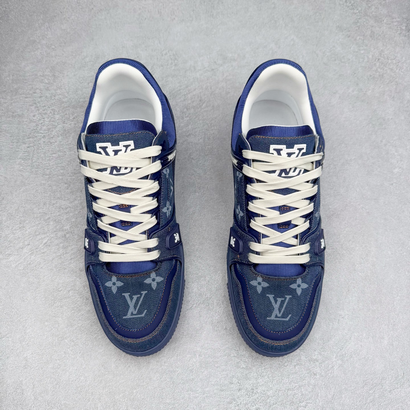 图片[2]-＃纯原 Louis Vuitton Trainer lv时装走秀运动鞋 市场所有版本中综合最强的货品 GD实力大厂出品 全网最全配色更新最快 最成熟的做工稳定的品控 完美鞋型超高的清洁度 零毛边线头瑕疵 全套原楦原纸版原鞋开模 全网最具灵魂的版型 正确原装黄色鞋盒 正确中底印花 鞋面印花3D高频深度立体 全鞋电脑针车 紧密相连 针距密度一致 环保乳胶注塑鞋垫 厚度脚感还原原版 皮面裁剪部位 统一油边封口工艺 原装橡胶大底含胶量大底组合零偏差 专柜全套包装 防尘袋 说明书 质保卡 男女鞋 尺码：35 36 37 38 39 40 41 42 43 44 45-选品中心