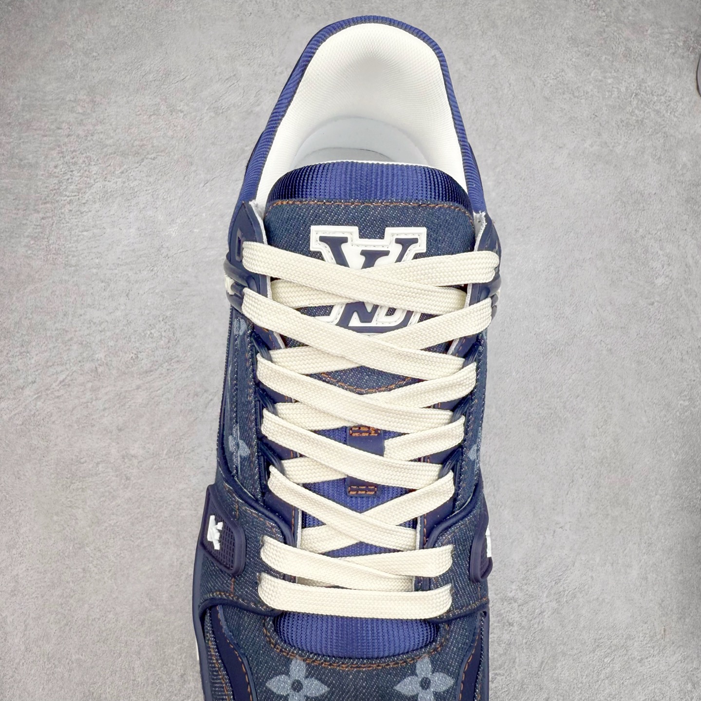 图片[5]-＃纯原 Louis Vuitton Trainer lv时装走秀运动鞋 市场所有版本中综合最强的货品 GD实力大厂出品 全网最全配色更新最快 最成熟的做工稳定的品控 完美鞋型超高的清洁度 零毛边线头瑕疵 全套原楦原纸版原鞋开模 全网最具灵魂的版型 正确原装黄色鞋盒 正确中底印花 鞋面印花3D高频深度立体 全鞋电脑针车 紧密相连 针距密度一致 环保乳胶注塑鞋垫 厚度脚感还原原版 皮面裁剪部位 统一油边封口工艺 原装橡胶大底含胶量大底组合零偏差 专柜全套包装 防尘袋 说明书 质保卡 男女鞋 尺码：35 36 37 38 39 40 41 42 43 44 45-选品中心