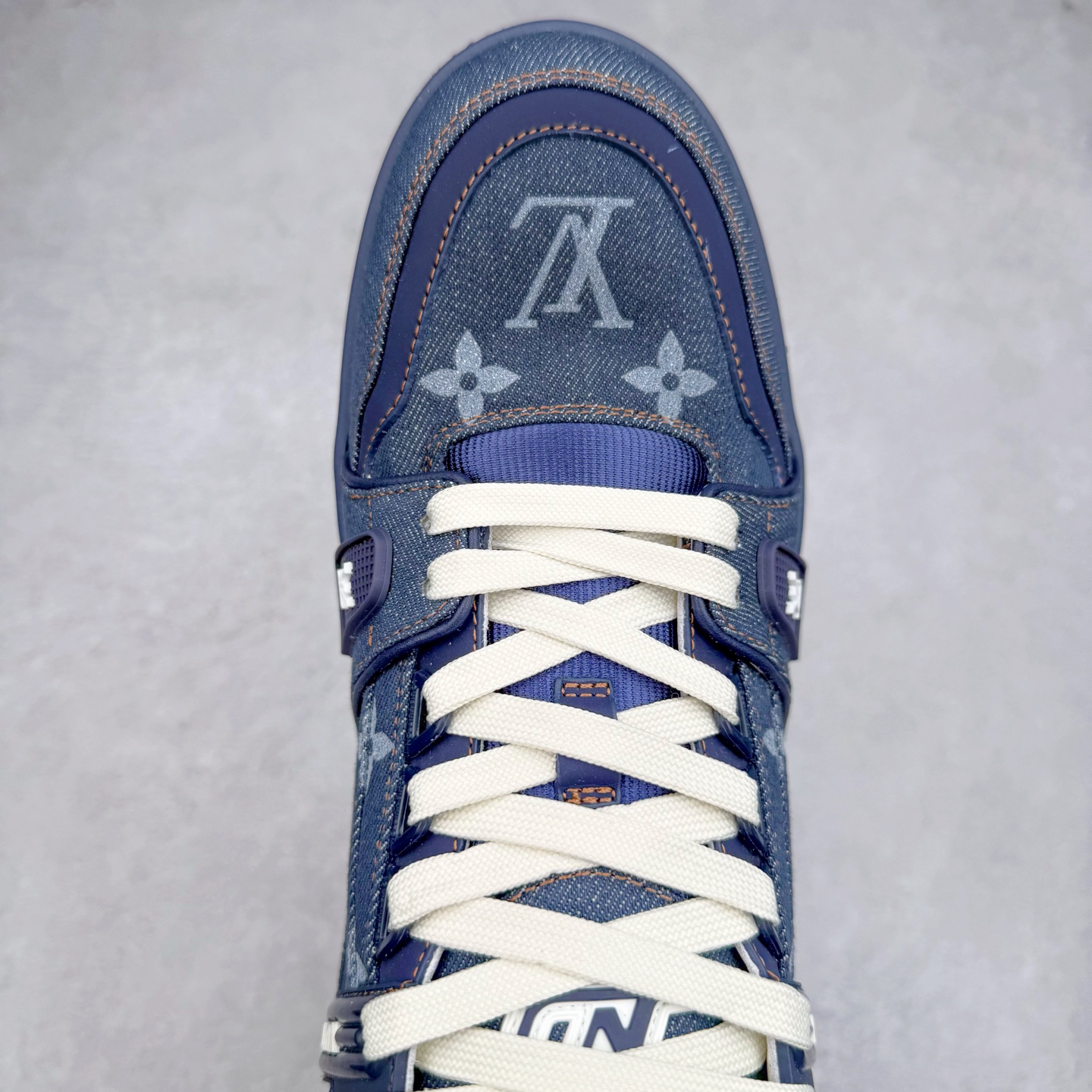 图片[4]-＃纯原 Louis Vuitton Trainer lv时装走秀运动鞋 市场所有版本中综合最强的货品 GD实力大厂出品 全网最全配色更新最快 最成熟的做工稳定的品控 完美鞋型超高的清洁度 零毛边线头瑕疵 全套原楦原纸版原鞋开模 全网最具灵魂的版型 正确原装黄色鞋盒 正确中底印花 鞋面印花3D高频深度立体 全鞋电脑针车 紧密相连 针距密度一致 环保乳胶注塑鞋垫 厚度脚感还原原版 皮面裁剪部位 统一油边封口工艺 原装橡胶大底含胶量大底组合零偏差 专柜全套包装 防尘袋 说明书 质保卡 男女鞋 尺码：35 36 37 38 39 40 41 42 43 44 45-选品中心