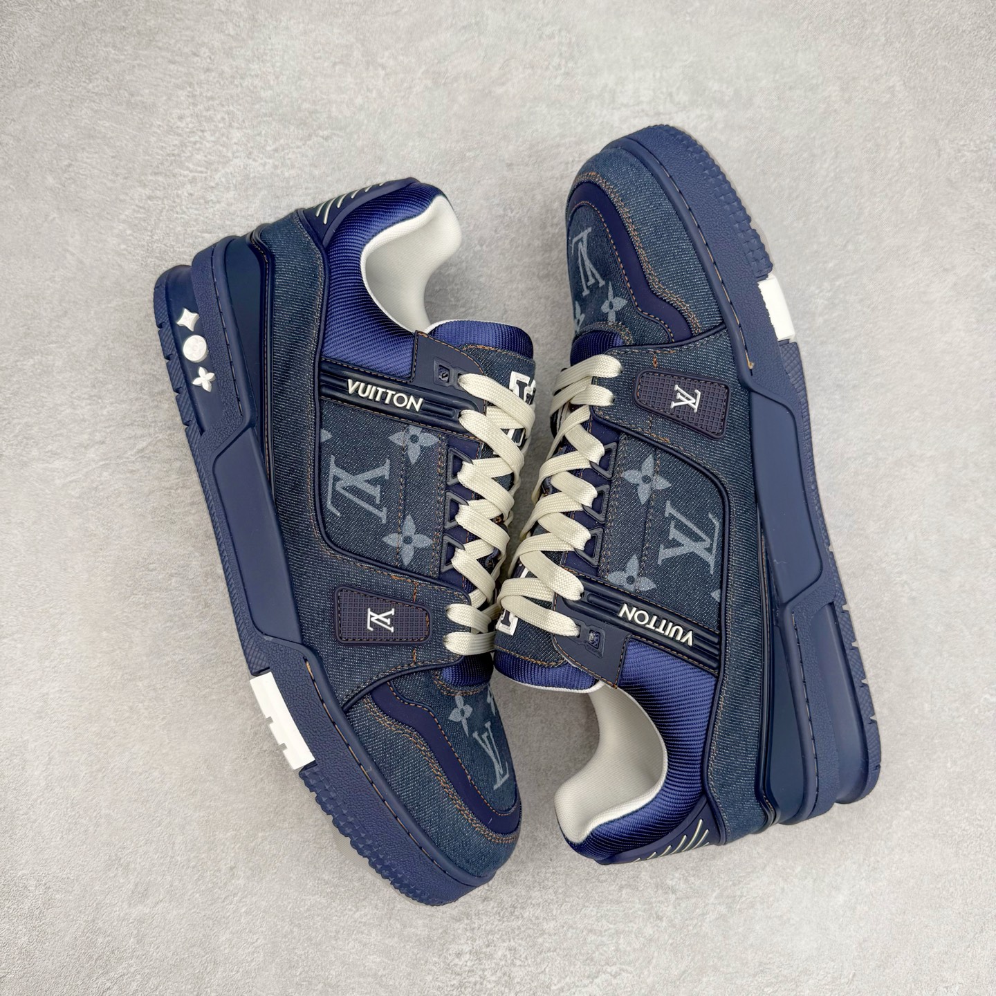 图片[3]-＃纯原 Louis Vuitton Trainer lv时装走秀运动鞋 市场所有版本中综合最强的货品 GD实力大厂出品 全网最全配色更新最快 最成熟的做工稳定的品控 完美鞋型超高的清洁度 零毛边线头瑕疵 全套原楦原纸版原鞋开模 全网最具灵魂的版型 正确原装黄色鞋盒 正确中底印花 鞋面印花3D高频深度立体 全鞋电脑针车 紧密相连 针距密度一致 环保乳胶注塑鞋垫 厚度脚感还原原版 皮面裁剪部位 统一油边封口工艺 原装橡胶大底含胶量大底组合零偏差 专柜全套包装 防尘袋 说明书 质保卡 男女鞋 尺码：35 36 37 38 39 40 41 42 43 44 45-选品中心