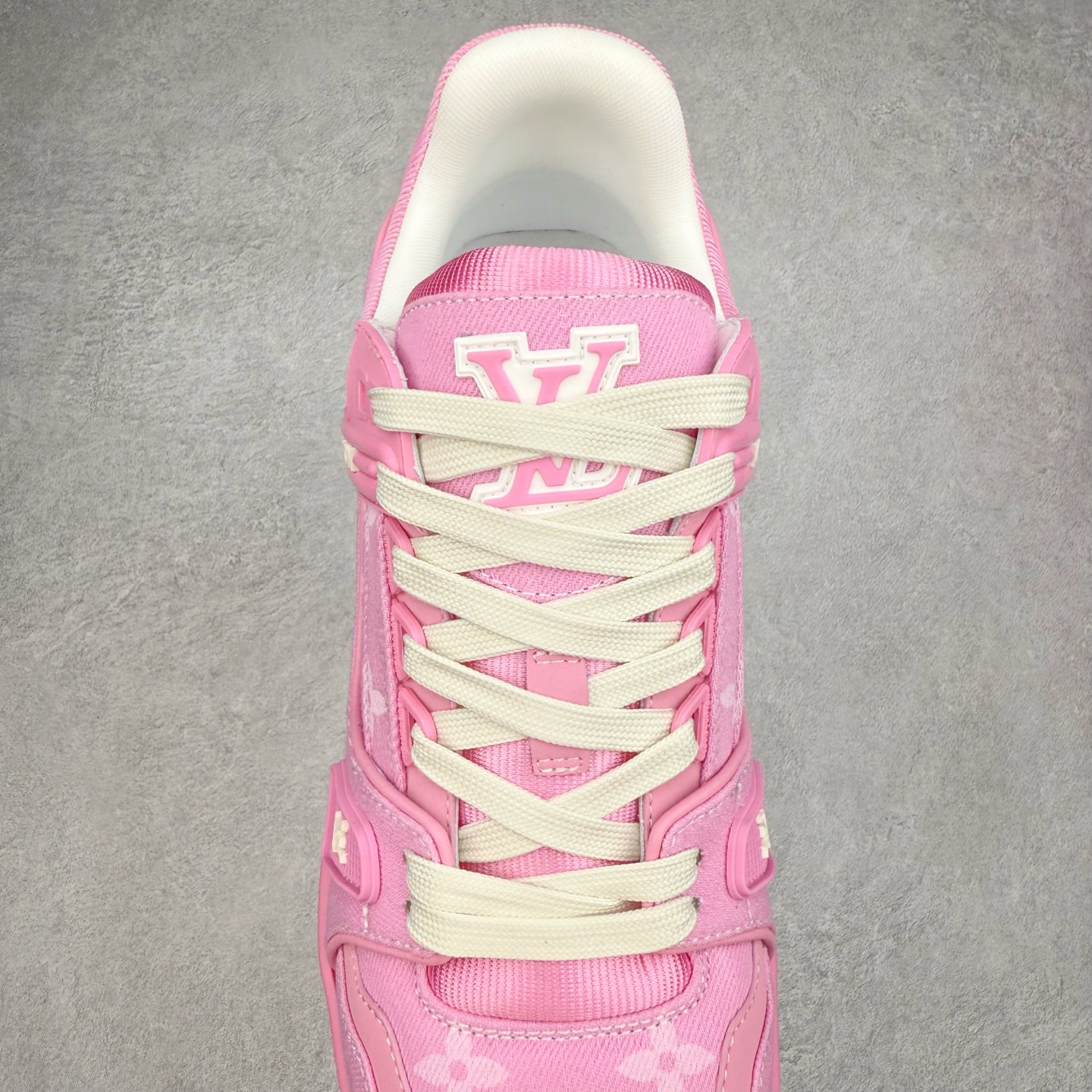 图片[5]-＃纯原 Louis Vuitton Trainer lv时装走秀运动鞋 市场所有版本中综合最强的货品 GD实力大厂出品 全网最全配色更新最快 最成熟的做工稳定的品控 完美鞋型超高的清洁度 零毛边线头瑕疵 全套原楦原纸版原鞋开模 全网最具灵魂的版型 正确原装黄色鞋盒 正确中底印花 鞋面印花3D高频深度立体 全鞋电脑针车 紧密相连 针距密度一致 环保乳胶注塑鞋垫 厚度脚感还原原版 皮面裁剪部位 统一油边封口工艺 原装橡胶大底含胶量大底组合零偏差 专柜全套包装 防尘袋 说明书 质保卡 男女鞋 尺码：35 36 37 38 39 40 41 42 43 44 45-选品中心