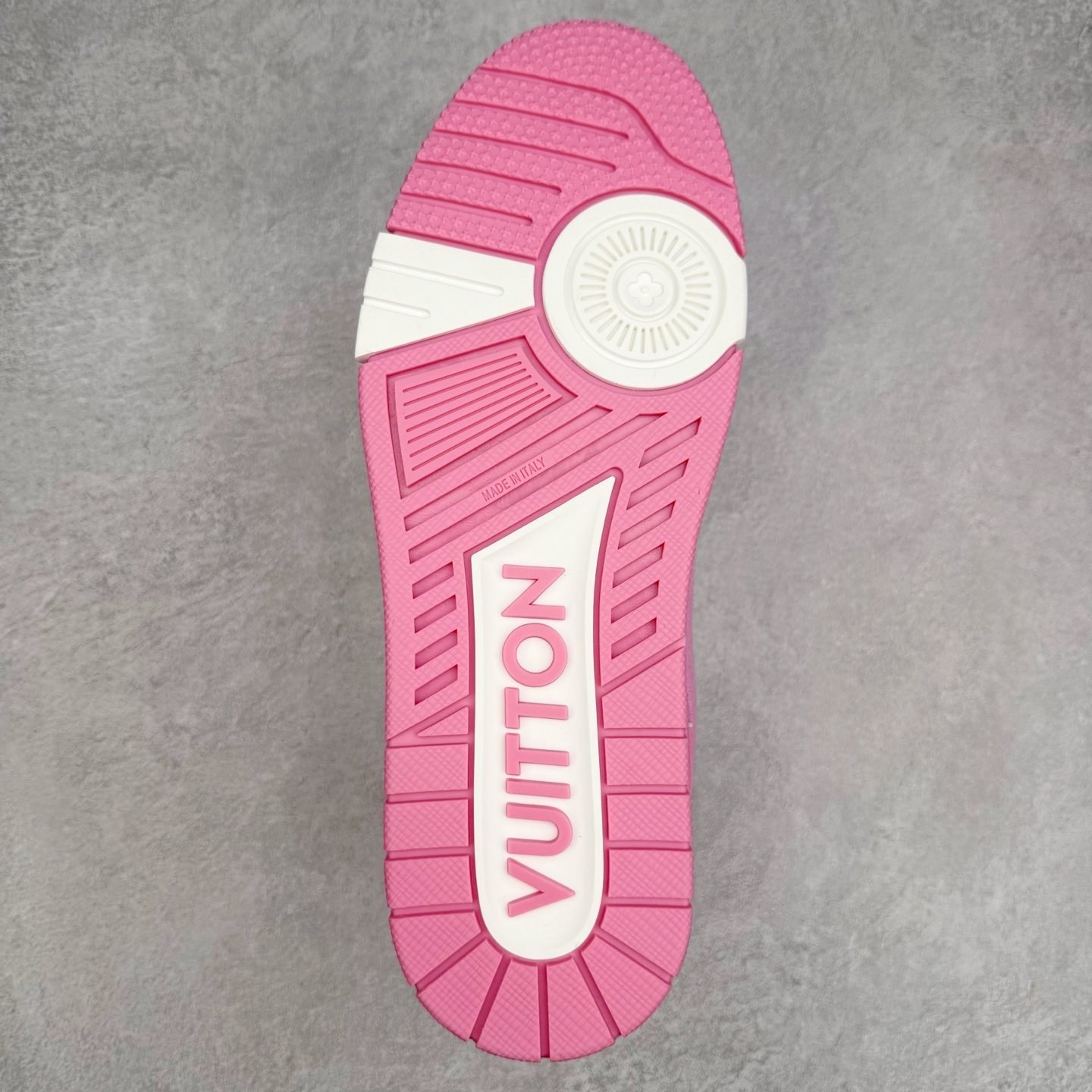 图片[9]-＃纯原 Louis Vuitton Trainer lv时装走秀运动鞋 市场所有版本中综合最强的货品 GD实力大厂出品 全网最全配色更新最快 最成熟的做工稳定的品控 完美鞋型超高的清洁度 零毛边线头瑕疵 全套原楦原纸版原鞋开模 全网最具灵魂的版型 正确原装黄色鞋盒 正确中底印花 鞋面印花3D高频深度立体 全鞋电脑针车 紧密相连 针距密度一致 环保乳胶注塑鞋垫 厚度脚感还原原版 皮面裁剪部位 统一油边封口工艺 原装橡胶大底含胶量大底组合零偏差 专柜全套包装 防尘袋 说明书 质保卡 男女鞋 尺码：35 36 37 38 39 40 41 42 43 44 45-选品中心