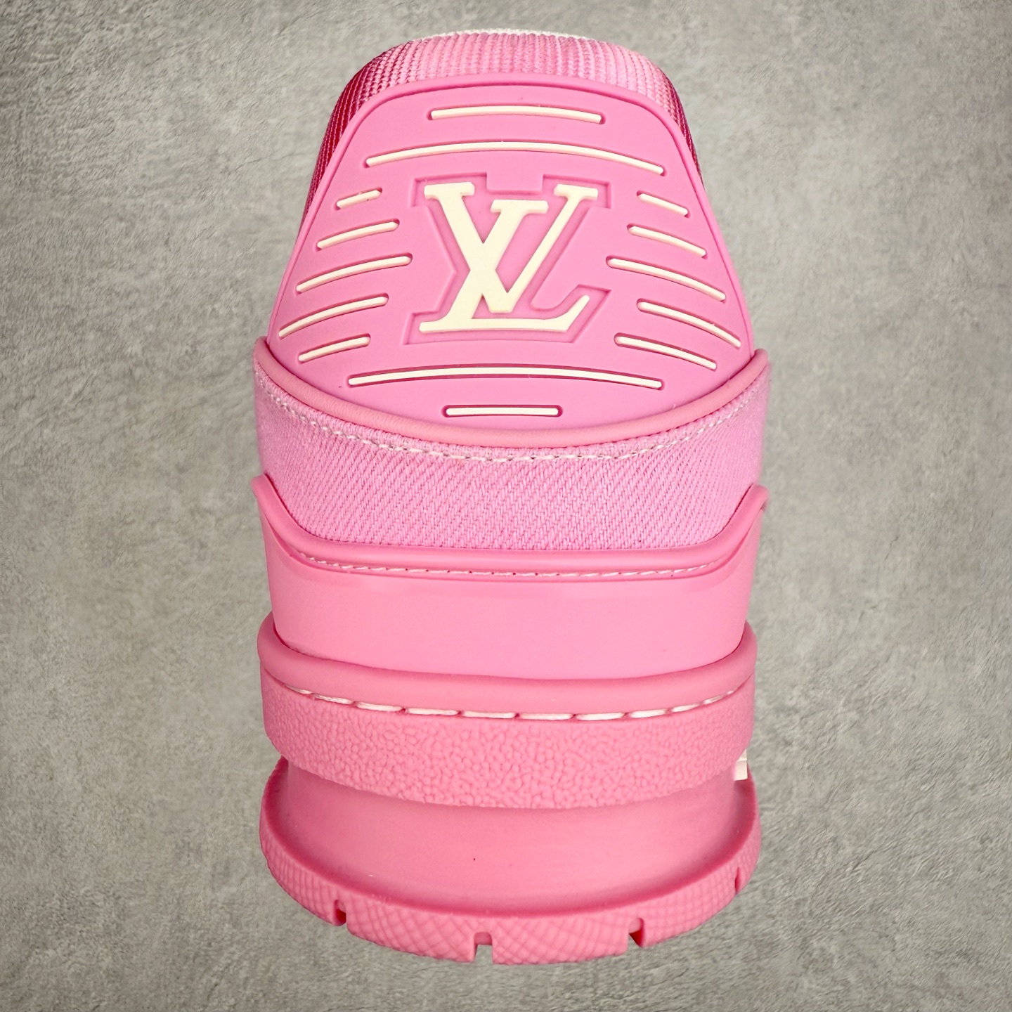 图片[8]-＃纯原 Louis Vuitton Trainer lv时装走秀运动鞋 市场所有版本中综合最强的货品 GD实力大厂出品 全网最全配色更新最快 最成熟的做工稳定的品控 完美鞋型超高的清洁度 零毛边线头瑕疵 全套原楦原纸版原鞋开模 全网最具灵魂的版型 正确原装黄色鞋盒 正确中底印花 鞋面印花3D高频深度立体 全鞋电脑针车 紧密相连 针距密度一致 环保乳胶注塑鞋垫 厚度脚感还原原版 皮面裁剪部位 统一油边封口工艺 原装橡胶大底含胶量大底组合零偏差 专柜全套包装 防尘袋 说明书 质保卡 男女鞋 尺码：35 36 37 38 39 40 41 42 43 44 45-选品中心