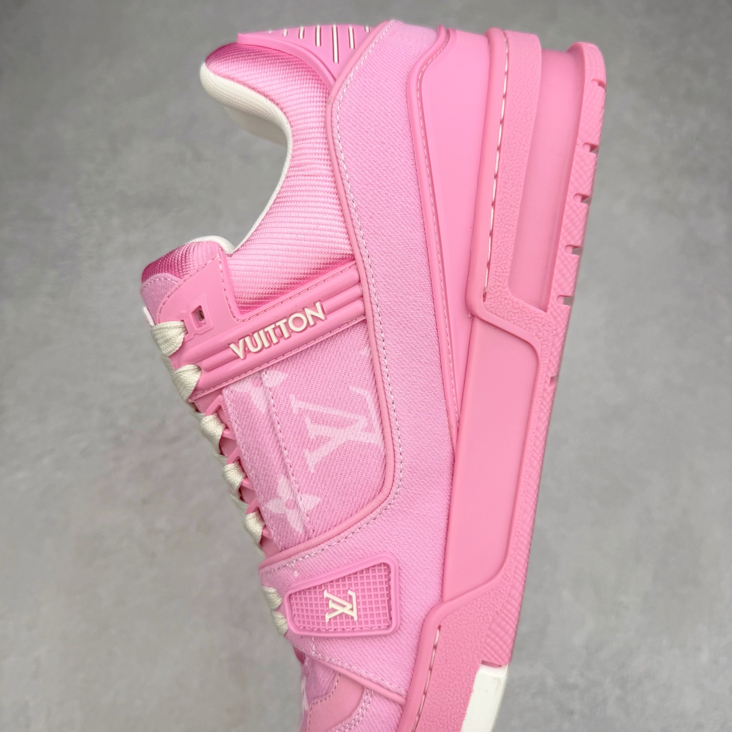 图片[7]-＃纯原 Louis Vuitton Trainer lv时装走秀运动鞋 市场所有版本中综合最强的货品 GD实力大厂出品 全网最全配色更新最快 最成熟的做工稳定的品控 完美鞋型超高的清洁度 零毛边线头瑕疵 全套原楦原纸版原鞋开模 全网最具灵魂的版型 正确原装黄色鞋盒 正确中底印花 鞋面印花3D高频深度立体 全鞋电脑针车 紧密相连 针距密度一致 环保乳胶注塑鞋垫 厚度脚感还原原版 皮面裁剪部位 统一油边封口工艺 原装橡胶大底含胶量大底组合零偏差 专柜全套包装 防尘袋 说明书 质保卡 男女鞋 尺码：35 36 37 38 39 40 41 42 43 44 45-选品中心