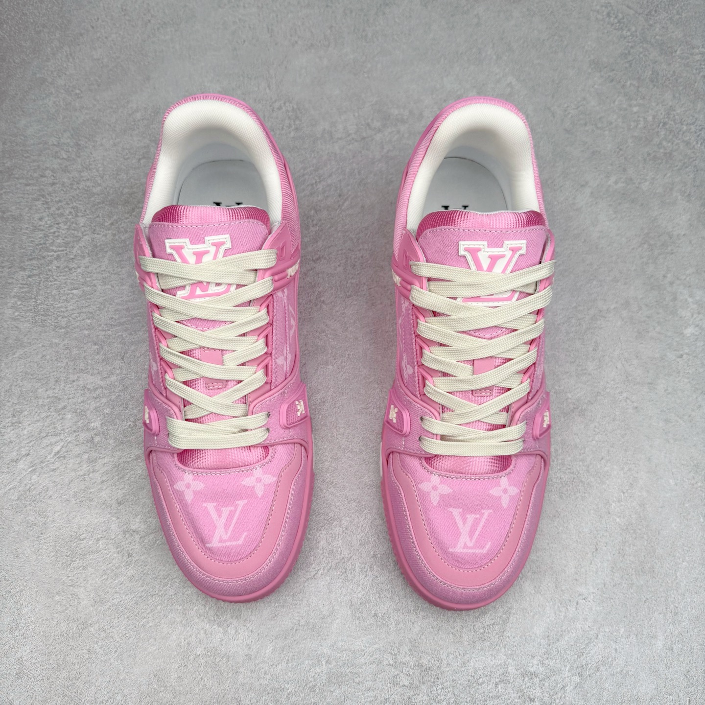 图片[2]-＃纯原 Louis Vuitton Trainer lv时装走秀运动鞋 市场所有版本中综合最强的货品 GD实力大厂出品 全网最全配色更新最快 最成熟的做工稳定的品控 完美鞋型超高的清洁度 零毛边线头瑕疵 全套原楦原纸版原鞋开模 全网最具灵魂的版型 正确原装黄色鞋盒 正确中底印花 鞋面印花3D高频深度立体 全鞋电脑针车 紧密相连 针距密度一致 环保乳胶注塑鞋垫 厚度脚感还原原版 皮面裁剪部位 统一油边封口工艺 原装橡胶大底含胶量大底组合零偏差 专柜全套包装 防尘袋 说明书 质保卡 男女鞋 尺码：35 36 37 38 39 40 41 42 43 44 45-选品中心