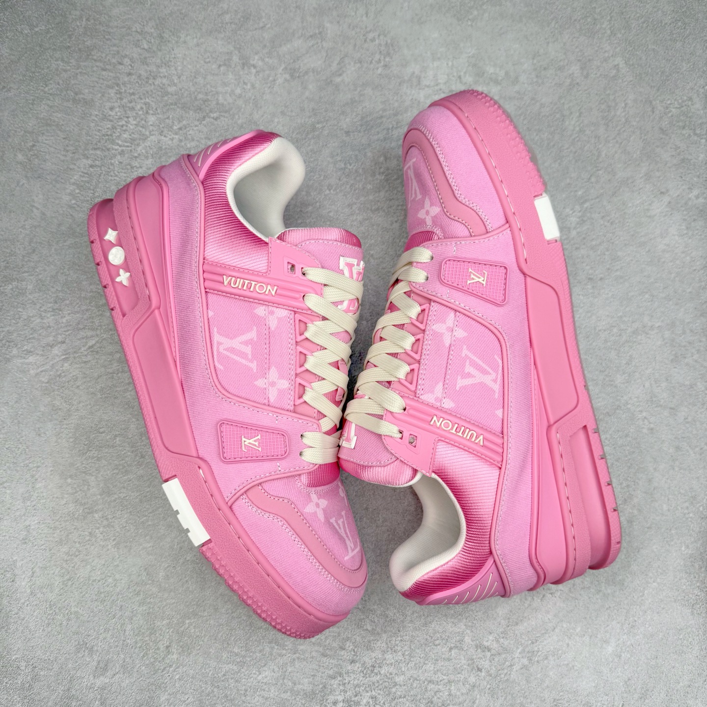 图片[3]-＃纯原 Louis Vuitton Trainer lv时装走秀运动鞋 市场所有版本中综合最强的货品 GD实力大厂出品 全网最全配色更新最快 最成熟的做工稳定的品控 完美鞋型超高的清洁度 零毛边线头瑕疵 全套原楦原纸版原鞋开模 全网最具灵魂的版型 正确原装黄色鞋盒 正确中底印花 鞋面印花3D高频深度立体 全鞋电脑针车 紧密相连 针距密度一致 环保乳胶注塑鞋垫 厚度脚感还原原版 皮面裁剪部位 统一油边封口工艺 原装橡胶大底含胶量大底组合零偏差 专柜全套包装 防尘袋 说明书 质保卡 男女鞋 尺码：35 36 37 38 39 40 41 42 43 44 45-选品中心