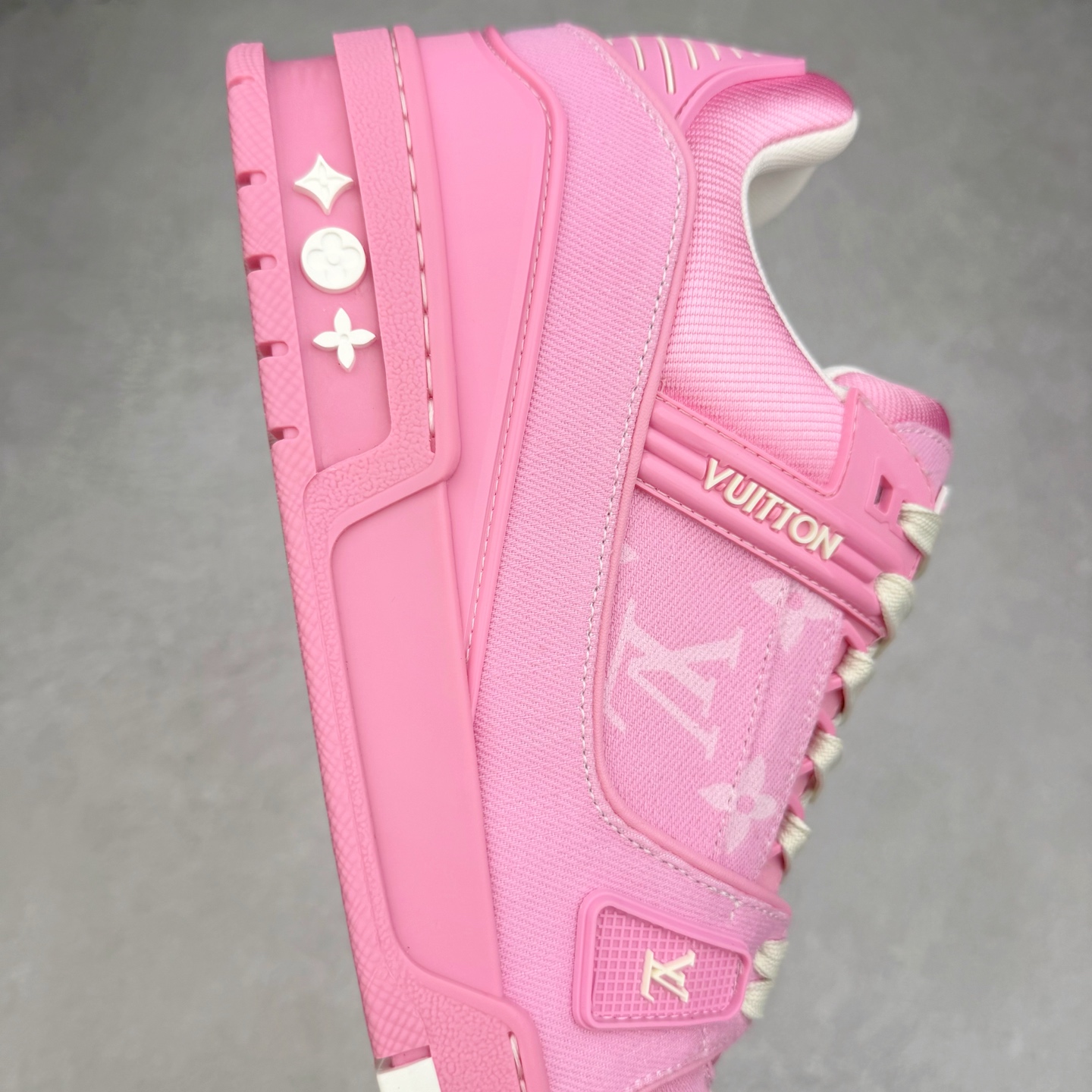 图片[6]-＃纯原 Louis Vuitton Trainer lv时装走秀运动鞋 市场所有版本中综合最强的货品 GD实力大厂出品 全网最全配色更新最快 最成熟的做工稳定的品控 完美鞋型超高的清洁度 零毛边线头瑕疵 全套原楦原纸版原鞋开模 全网最具灵魂的版型 正确原装黄色鞋盒 正确中底印花 鞋面印花3D高频深度立体 全鞋电脑针车 紧密相连 针距密度一致 环保乳胶注塑鞋垫 厚度脚感还原原版 皮面裁剪部位 统一油边封口工艺 原装橡胶大底含胶量大底组合零偏差 专柜全套包装 防尘袋 说明书 质保卡 男女鞋 尺码：35 36 37 38 39 40 41 42 43 44 45-选品中心