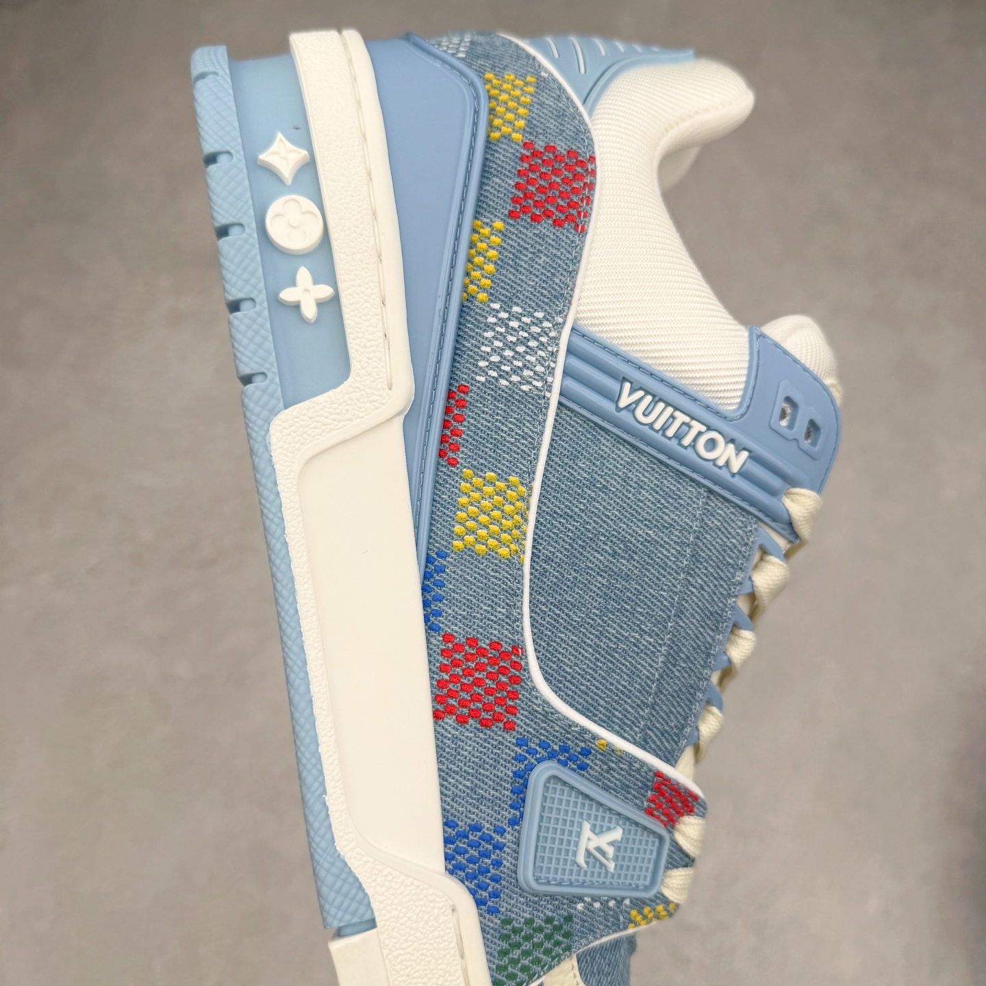 图片[6]-＃纯原 Louis Vuitton Trainer lv时装走秀运动鞋 市场所有版本中综合最强的货品 GD实力大厂出品 全网最全配色更新最快 最成熟的做工稳定的品控 完美鞋型超高的清洁度 零毛边线头瑕疵 全套原楦原纸版原鞋开模 全网最具灵魂的版型 正确原装黄色鞋盒 正确中底印花 鞋面印花3D高频深度立体 全鞋电脑针车 紧密相连 针距密度一致 环保乳胶注塑鞋垫 厚度脚感还原原版 皮面裁剪部位 统一油边封口工艺 原装橡胶大底含胶量大底组合零偏差 专柜全套包装 防尘袋 说明书 质保卡 男女鞋 尺码：35 36 37 38 39 40 41 42 43 44 45-选品中心