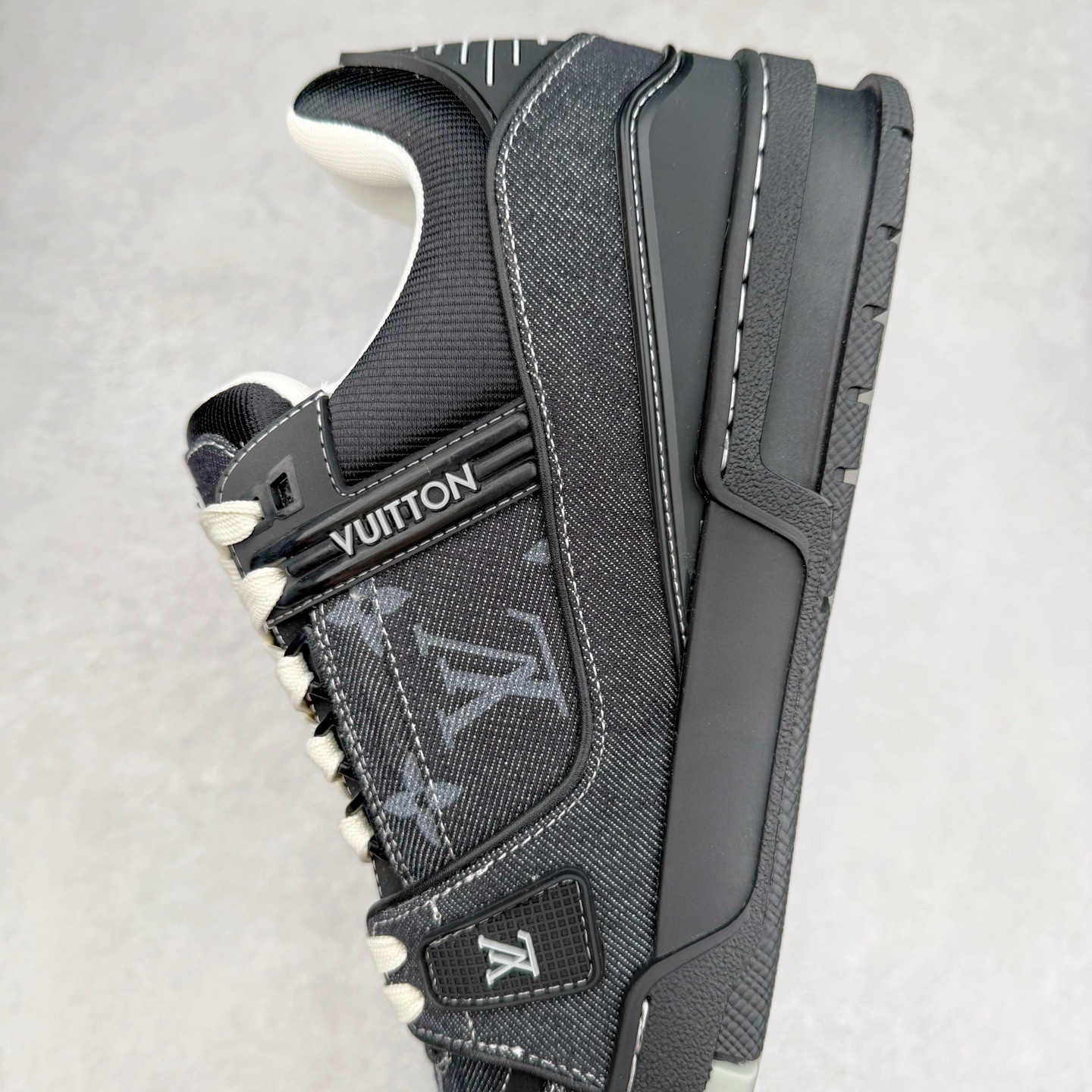 图片[7]-＃纯原 Louis Vuitton Trainer lv时装走秀运动鞋 市场所有版本中综合最强的货品 GD实力大厂出品 全网最全配色更新最快 最成熟的做工稳定的品控 完美鞋型超高的清洁度 零毛边线头瑕疵 全套原楦原纸版原鞋开模 全网最具灵魂的版型 正确原装黄色鞋盒 正确中底印花 鞋面印花3D高频深度立体 全鞋电脑针车 紧密相连 针距密度一致 环保乳胶注塑鞋垫 厚度脚感还原原版 皮面裁剪部位 统一油边封口工艺 原装橡胶大底含胶量大底组合零偏差 专柜全套包装 防尘袋 说明书 质保卡 男女鞋 尺码：35 36 37 38 39 40 41 42 43 44 45-选品中心