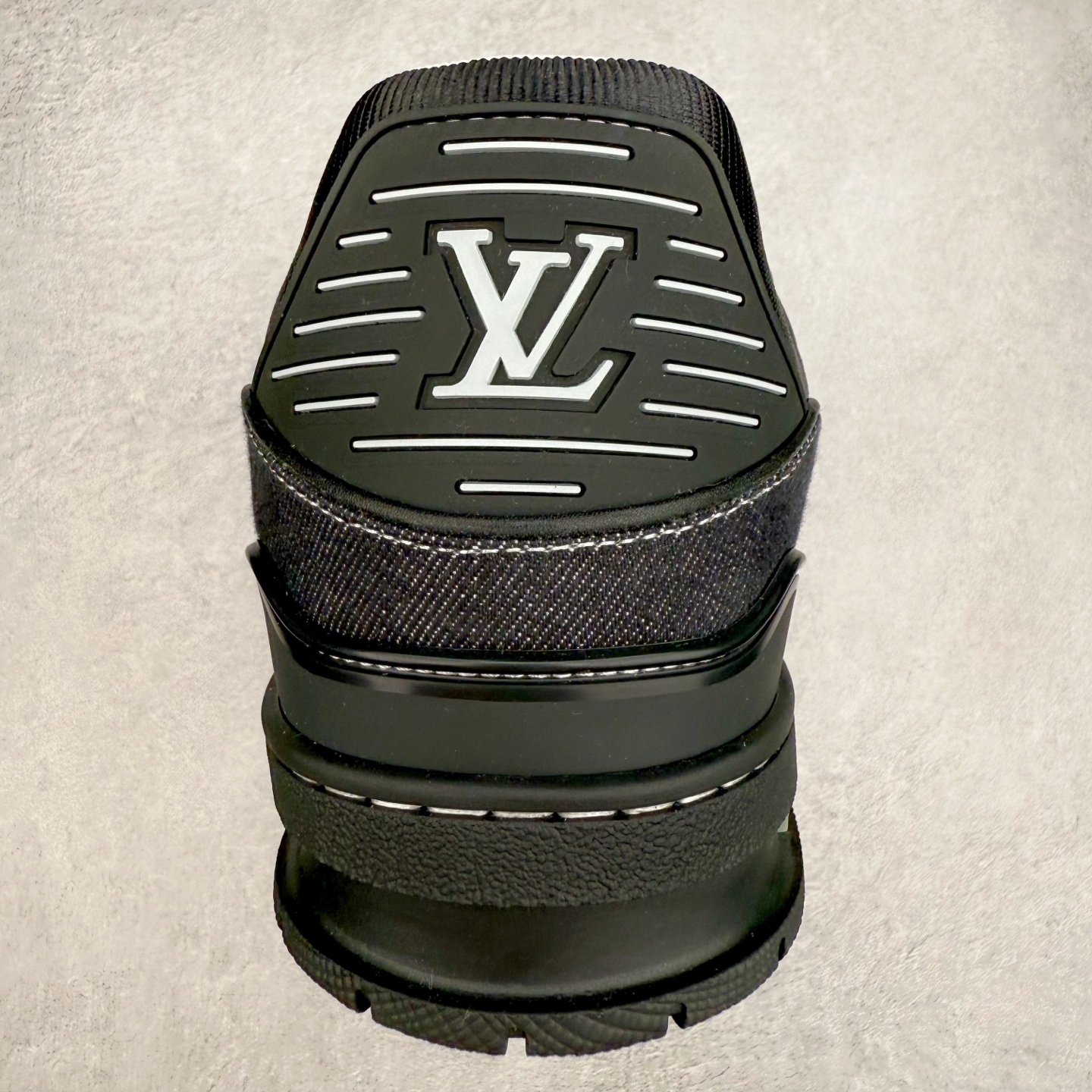 图片[8]-＃纯原 Louis Vuitton Trainer lv时装走秀运动鞋 市场所有版本中综合最强的货品 GD实力大厂出品 全网最全配色更新最快 最成熟的做工稳定的品控 完美鞋型超高的清洁度 零毛边线头瑕疵 全套原楦原纸版原鞋开模 全网最具灵魂的版型 正确原装黄色鞋盒 正确中底印花 鞋面印花3D高频深度立体 全鞋电脑针车 紧密相连 针距密度一致 环保乳胶注塑鞋垫 厚度脚感还原原版 皮面裁剪部位 统一油边封口工艺 原装橡胶大底含胶量大底组合零偏差 专柜全套包装 防尘袋 说明书 质保卡 男女鞋 尺码：35 36 37 38 39 40 41 42 43 44 45-选品中心