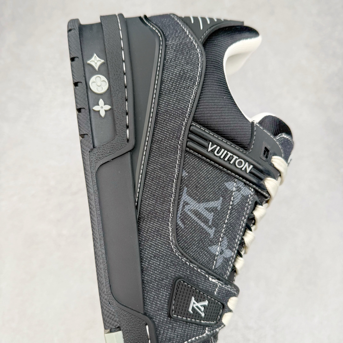 图片[6]-＃纯原 Louis Vuitton Trainer lv时装走秀运动鞋 市场所有版本中综合最强的货品 GD实力大厂出品 全网最全配色更新最快 最成熟的做工稳定的品控 完美鞋型超高的清洁度 零毛边线头瑕疵 全套原楦原纸版原鞋开模 全网最具灵魂的版型 正确原装黄色鞋盒 正确中底印花 鞋面印花3D高频深度立体 全鞋电脑针车 紧密相连 针距密度一致 环保乳胶注塑鞋垫 厚度脚感还原原版 皮面裁剪部位 统一油边封口工艺 原装橡胶大底含胶量大底组合零偏差 专柜全套包装 防尘袋 说明书 质保卡 男女鞋 尺码：35 36 37 38 39 40 41 42 43 44 45-选品中心