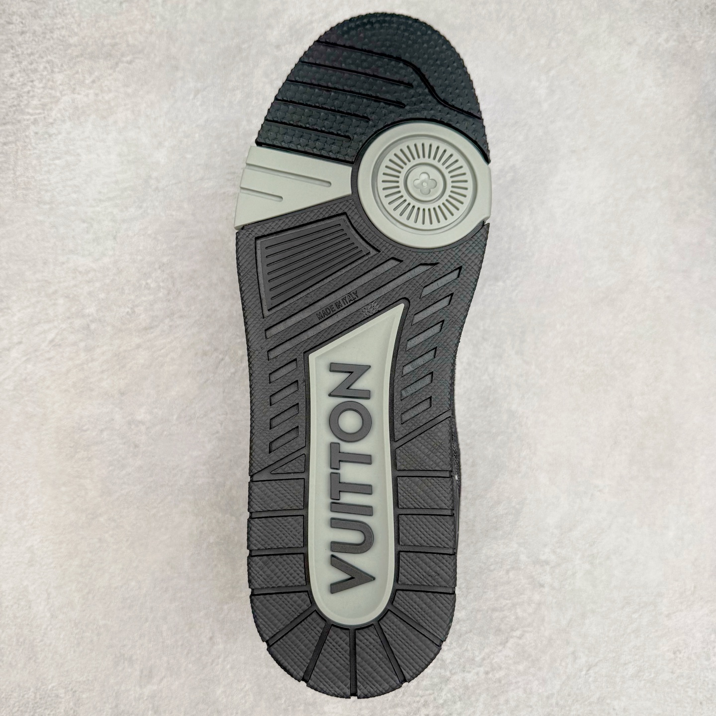 图片[9]-＃纯原 Louis Vuitton Trainer lv时装走秀运动鞋 市场所有版本中综合最强的货品 GD实力大厂出品 全网最全配色更新最快 最成熟的做工稳定的品控 完美鞋型超高的清洁度 零毛边线头瑕疵 全套原楦原纸版原鞋开模 全网最具灵魂的版型 正确原装黄色鞋盒 正确中底印花 鞋面印花3D高频深度立体 全鞋电脑针车 紧密相连 针距密度一致 环保乳胶注塑鞋垫 厚度脚感还原原版 皮面裁剪部位 统一油边封口工艺 原装橡胶大底含胶量大底组合零偏差 专柜全套包装 防尘袋 说明书 质保卡 男女鞋 尺码：35 36 37 38 39 40 41 42 43 44 45-选品中心