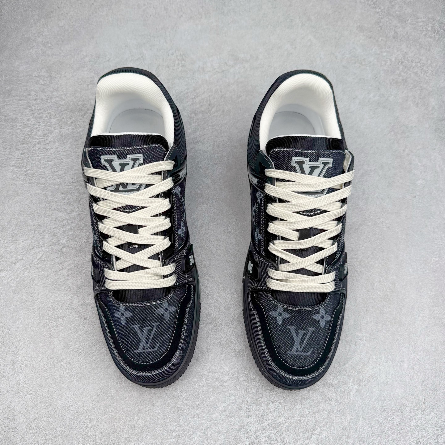 图片[2]-＃纯原 Louis Vuitton Trainer lv时装走秀运动鞋 市场所有版本中综合最强的货品 GD实力大厂出品 全网最全配色更新最快 最成熟的做工稳定的品控 完美鞋型超高的清洁度 零毛边线头瑕疵 全套原楦原纸版原鞋开模 全网最具灵魂的版型 正确原装黄色鞋盒 正确中底印花 鞋面印花3D高频深度立体 全鞋电脑针车 紧密相连 针距密度一致 环保乳胶注塑鞋垫 厚度脚感还原原版 皮面裁剪部位 统一油边封口工艺 原装橡胶大底含胶量大底组合零偏差 专柜全套包装 防尘袋 说明书 质保卡 男女鞋 尺码：35 36 37 38 39 40 41 42 43 44 45-选品中心