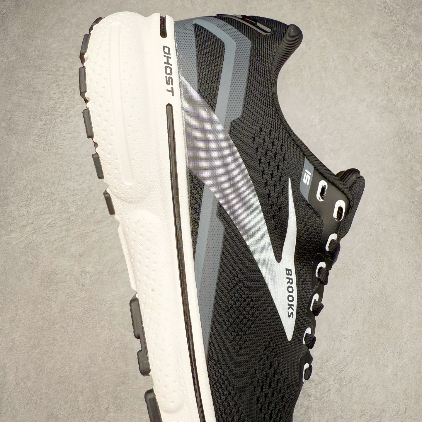 图片[6]-Brooks布鲁克斯 Ghost 15 马拉松舒适百搭防滑耐磨低帮跑步鞋 Brooks 四大跑鞋之一 百年品牌 跑鞋从外形上基本就能判断这是一款速度跑鞋 简洁干练的外形结构和极强的运动流线型看着非常有速度感 上脚的第一感觉是非常轻 美码9码的鞋单只206g不到 从个人偏好来说 200g左右的竞速鞋最具安全感 鞋面采用单层网布 很薄 前掌使用了大量开放式网眼 排气直接快速 透气性上乘 鞋舌也是轻量化设计 仅为一层麂皮 和脚背完美贴合 鞋舌中央有个防偏穿孔 从实际穿着来看 通常鞋舌都是外偏 如果是防偏穿孔位于中心 防偏效果其实并不十分有效 如果采用趋外侧的偏心设计更有效 鞋帮泡棉填充量不大 但非常紧凑 贴合舒适 包裹稳固 内置硬质TPU保证必要的稳定性 跑鞋中底采用的是DNA FLASH科技材料 DNA FLASH中底科技 是Brooks第一款将氮气注入中底的创新科技 主要原理是借助“超临界流体”发泡技术 将液态氮稳定的转化为气态氮 并使其均匀地形成无数紧密贴合的密闭式气囊结构 尺码：36 36.5 37.5 38 38.5 39 40 40.5 41 42 42.5 43 44 44.5 45 46-选品中心