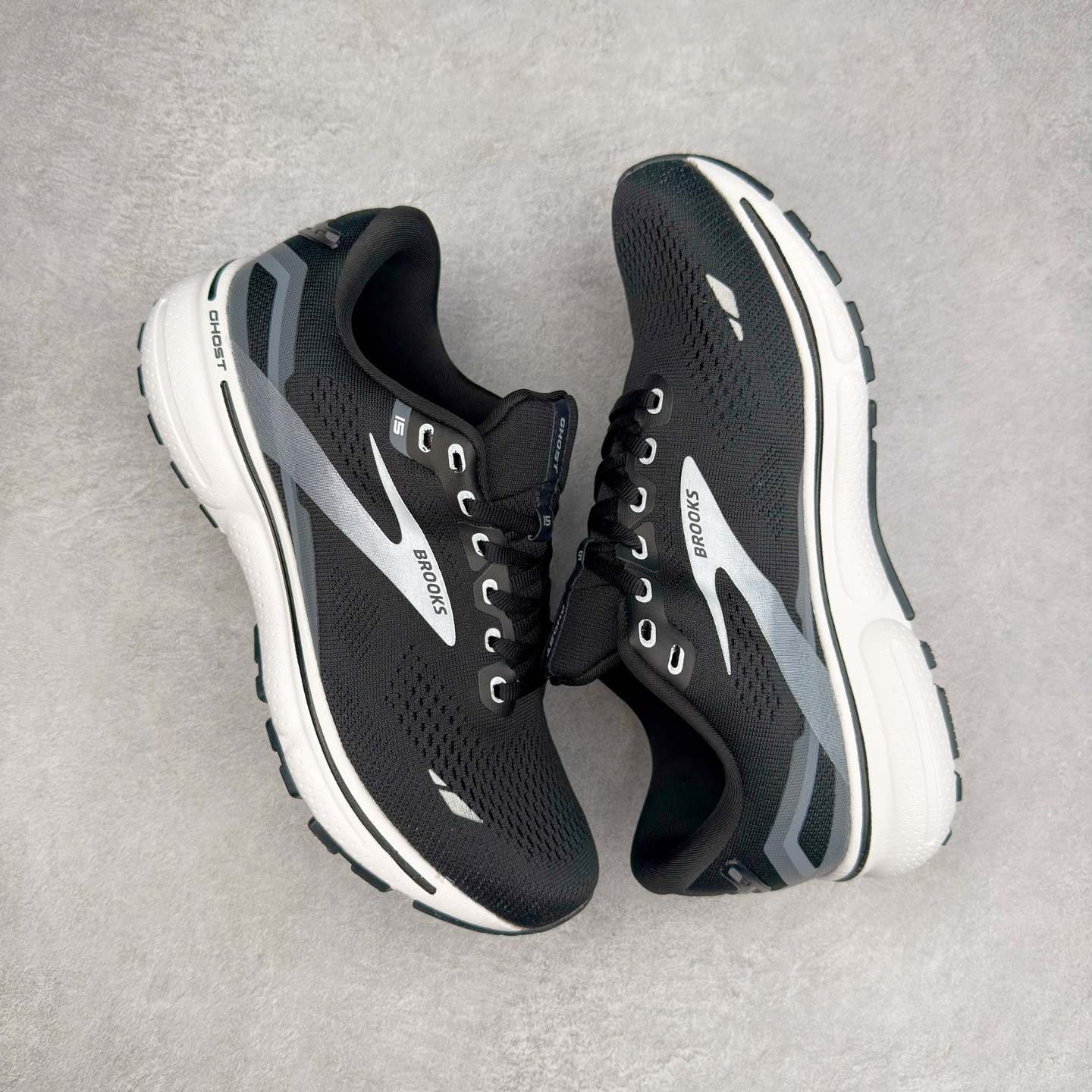 图片[3]-Brooks布鲁克斯 Ghost 15 马拉松舒适百搭防滑耐磨低帮跑步鞋 Brooks 四大跑鞋之一 百年品牌 跑鞋从外形上基本就能判断这是一款速度跑鞋 简洁干练的外形结构和极强的运动流线型看着非常有速度感 上脚的第一感觉是非常轻 美码9码的鞋单只206g不到 从个人偏好来说 200g左右的竞速鞋最具安全感 鞋面采用单层网布 很薄 前掌使用了大量开放式网眼 排气直接快速 透气性上乘 鞋舌也是轻量化设计 仅为一层麂皮 和脚背完美贴合 鞋舌中央有个防偏穿孔 从实际穿着来看 通常鞋舌都是外偏 如果是防偏穿孔位于中心 防偏效果其实并不十分有效 如果采用趋外侧的偏心设计更有效 鞋帮泡棉填充量不大 但非常紧凑 贴合舒适 包裹稳固 内置硬质TPU保证必要的稳定性 跑鞋中底采用的是DNA FLASH科技材料 DNA FLASH中底科技 是Brooks第一款将氮气注入中底的创新科技 主要原理是借助“超临界流体”发泡技术 将液态氮稳定的转化为气态氮 并使其均匀地形成无数紧密贴合的密闭式气囊结构 尺码：36 36.5 37.5 38 38.5 39 40 40.5 41 42 42.5 43 44 44.5 45 46-选品中心