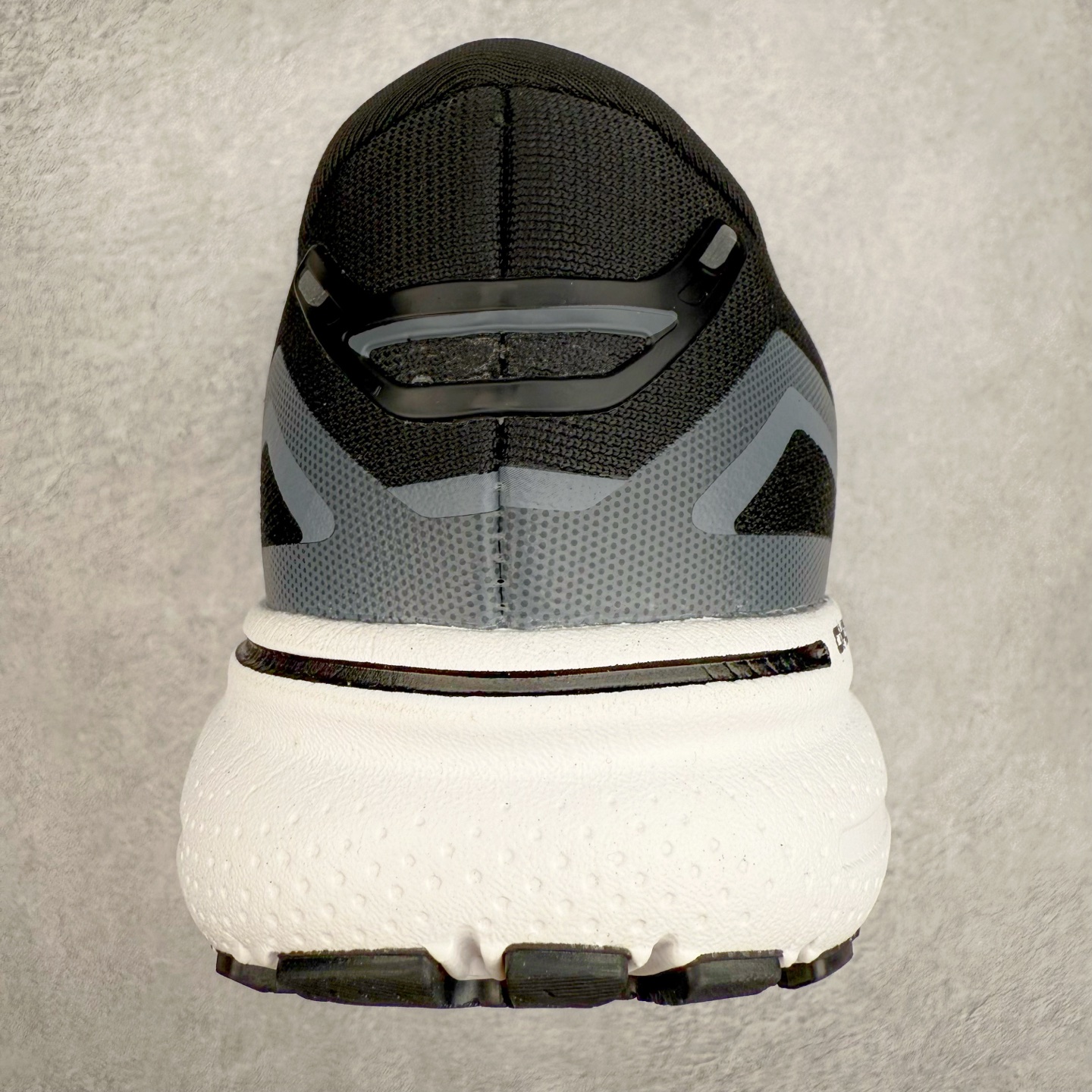 图片[8]-Brooks布鲁克斯 Ghost 15 马拉松舒适百搭防滑耐磨低帮跑步鞋 Brooks 四大跑鞋之一 百年品牌 跑鞋从外形上基本就能判断这是一款速度跑鞋 简洁干练的外形结构和极强的运动流线型看着非常有速度感 上脚的第一感觉是非常轻 美码9码的鞋单只206g不到 从个人偏好来说 200g左右的竞速鞋最具安全感 鞋面采用单层网布 很薄 前掌使用了大量开放式网眼 排气直接快速 透气性上乘 鞋舌也是轻量化设计 仅为一层麂皮 和脚背完美贴合 鞋舌中央有个防偏穿孔 从实际穿着来看 通常鞋舌都是外偏 如果是防偏穿孔位于中心 防偏效果其实并不十分有效 如果采用趋外侧的偏心设计更有效 鞋帮泡棉填充量不大 但非常紧凑 贴合舒适 包裹稳固 内置硬质TPU保证必要的稳定性 跑鞋中底采用的是DNA FLASH科技材料 DNA FLASH中底科技 是Brooks第一款将氮气注入中底的创新科技 主要原理是借助“超临界流体”发泡技术 将液态氮稳定的转化为气态氮 并使其均匀地形成无数紧密贴合的密闭式气囊结构 尺码：36 36.5 37.5 38 38.5 39 40 40.5 41 42 42.5 43 44 44.5 45 46-选品中心