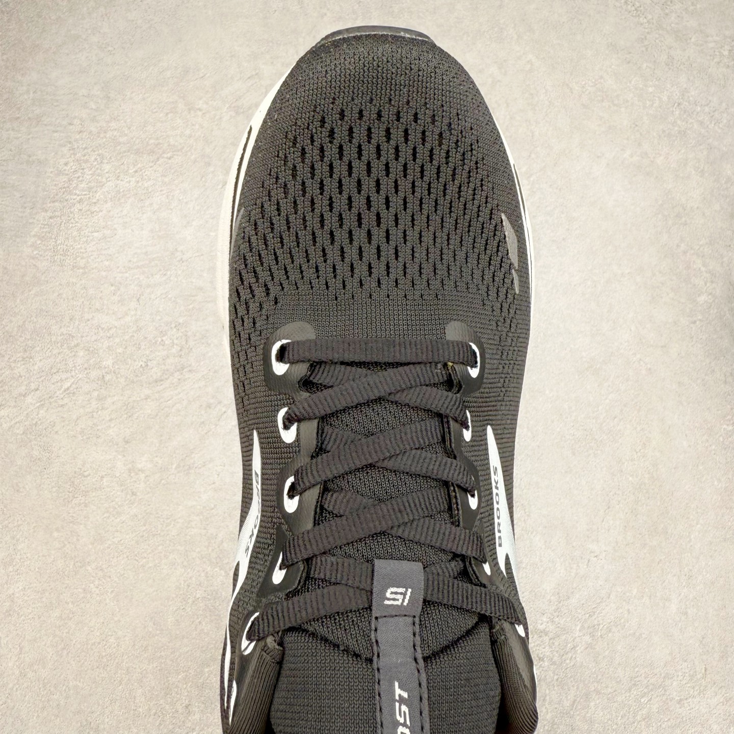 图片[4]-Brooks布鲁克斯 Ghost 15 马拉松舒适百搭防滑耐磨低帮跑步鞋 Brooks 四大跑鞋之一 百年品牌 跑鞋从外形上基本就能判断这是一款速度跑鞋 简洁干练的外形结构和极强的运动流线型看着非常有速度感 上脚的第一感觉是非常轻 美码9码的鞋单只206g不到 从个人偏好来说 200g左右的竞速鞋最具安全感 鞋面采用单层网布 很薄 前掌使用了大量开放式网眼 排气直接快速 透气性上乘 鞋舌也是轻量化设计 仅为一层麂皮 和脚背完美贴合 鞋舌中央有个防偏穿孔 从实际穿着来看 通常鞋舌都是外偏 如果是防偏穿孔位于中心 防偏效果其实并不十分有效 如果采用趋外侧的偏心设计更有效 鞋帮泡棉填充量不大 但非常紧凑 贴合舒适 包裹稳固 内置硬质TPU保证必要的稳定性 跑鞋中底采用的是DNA FLASH科技材料 DNA FLASH中底科技 是Brooks第一款将氮气注入中底的创新科技 主要原理是借助“超临界流体”发泡技术 将液态氮稳定的转化为气态氮 并使其均匀地形成无数紧密贴合的密闭式气囊结构 尺码：36 36.5 37.5 38 38.5 39 40 40.5 41 42 42.5 43 44 44.5 45 46-选品中心